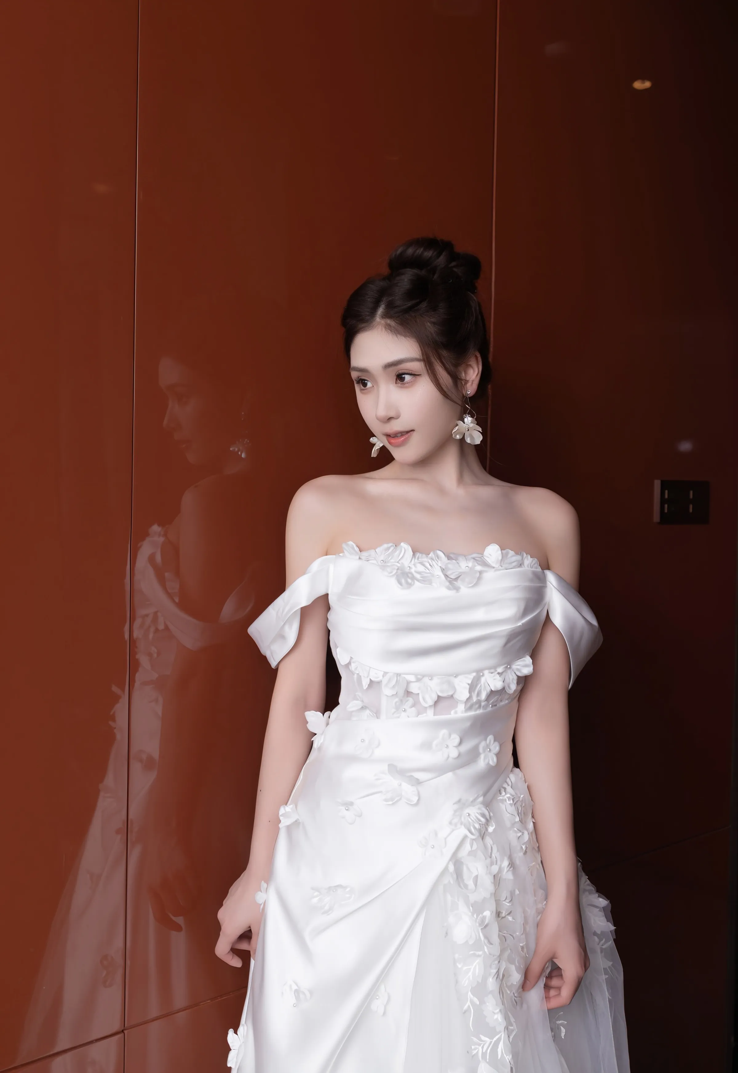 [XiuRen秀人网] 2025.09.26 No.10814 刘婷婷 白色婚纱 肉色丝袜 性感写真 [80+1P]