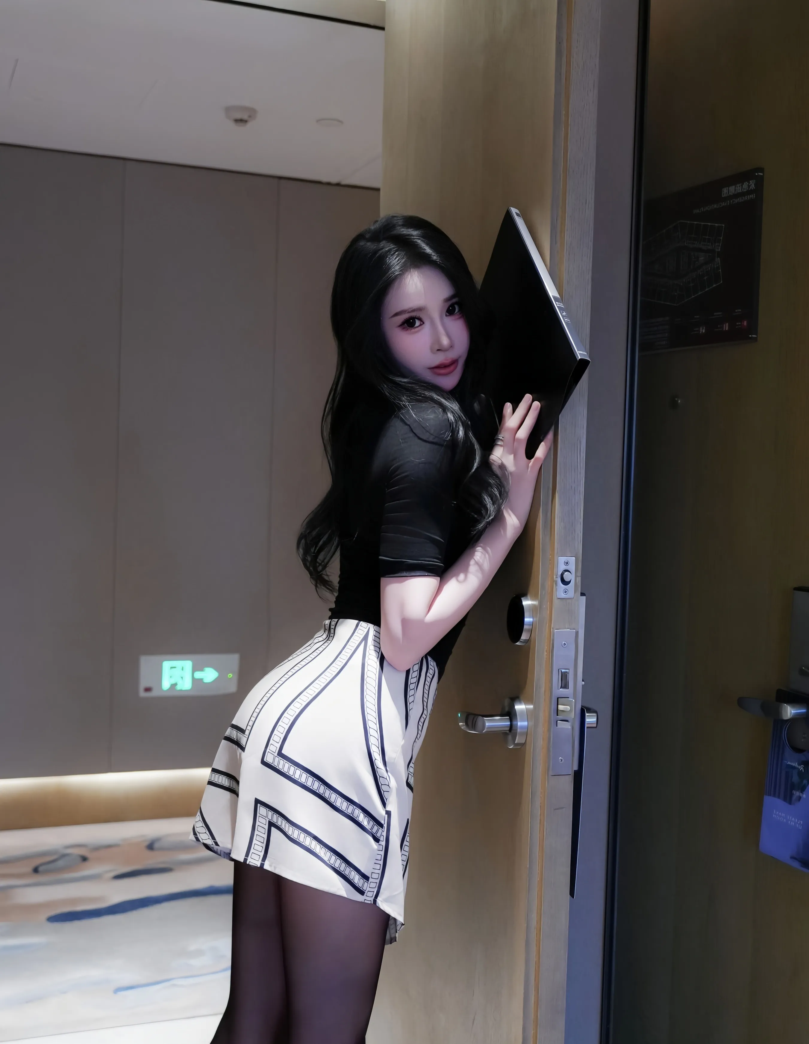 [XiuRen秀人网] 2025.09.28 No.10817 椰汁糯米姬 黑色T恤 魅惑黑丝 性感写真 [80+1P]