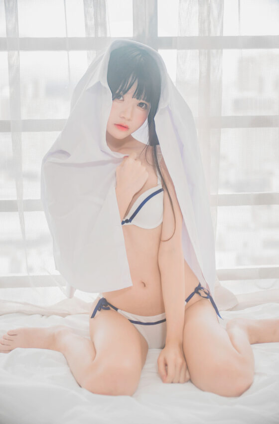 [COSPLAY] 桜桃喵 – 白衬衫双马尾