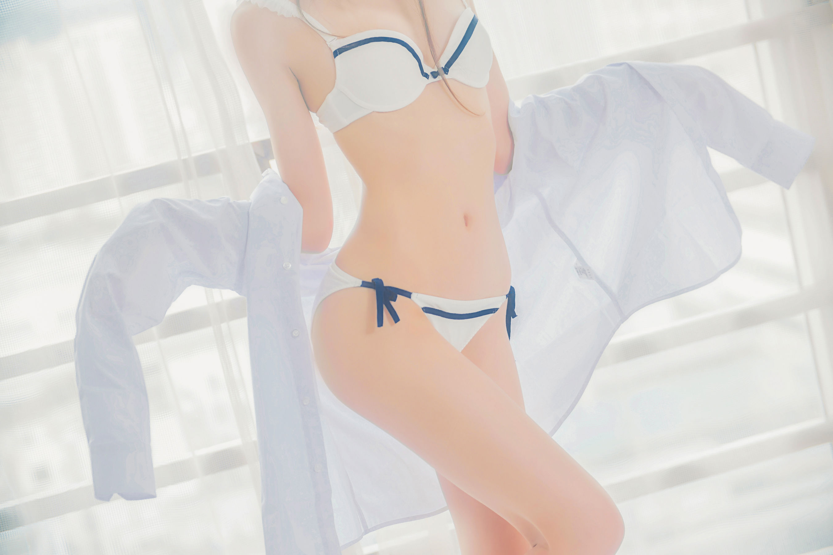 [COSPLAY] 桜桃喵 – 白衬衫双马尾