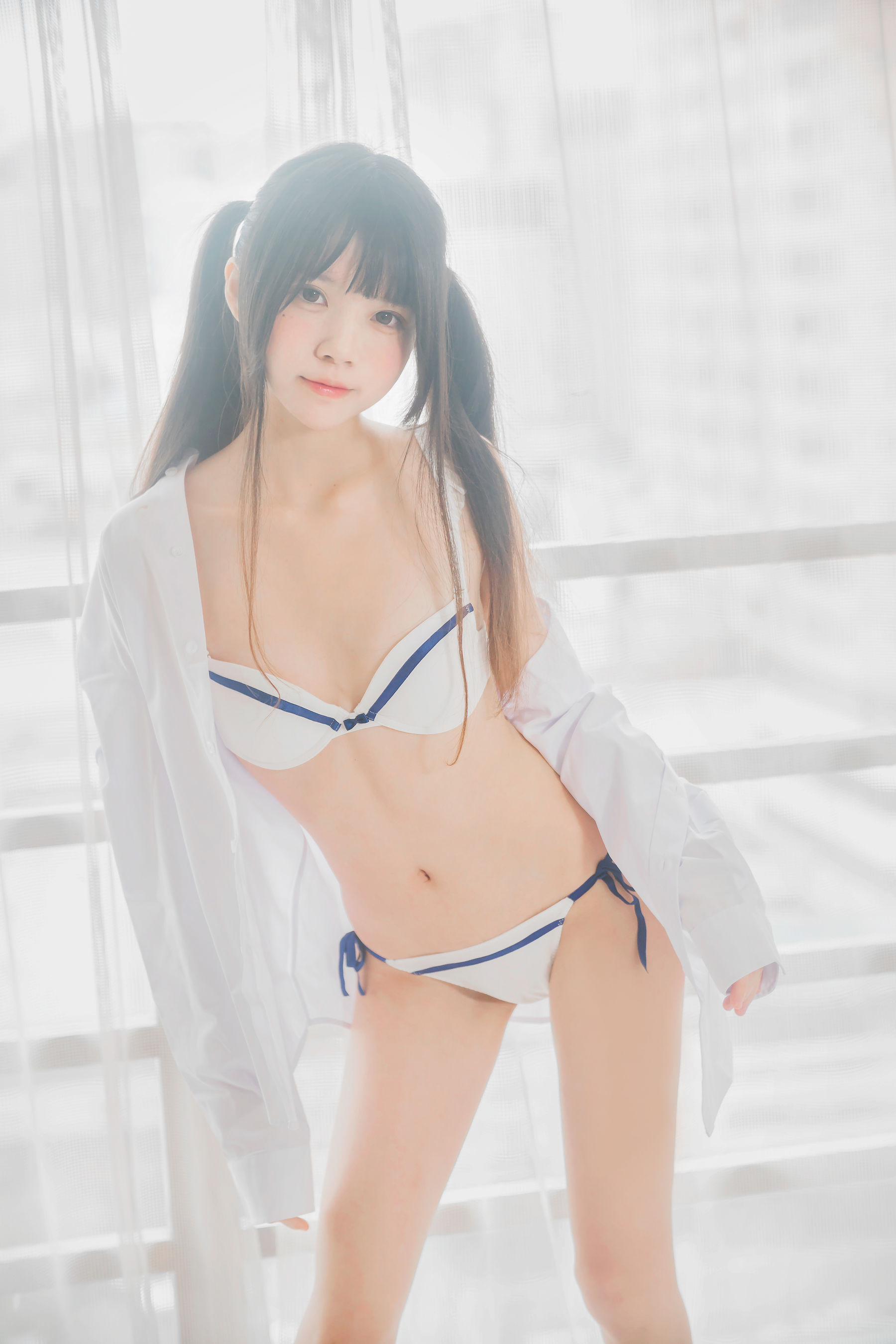 [COSPLAY] 桜桃喵 – 白衬衫双马尾