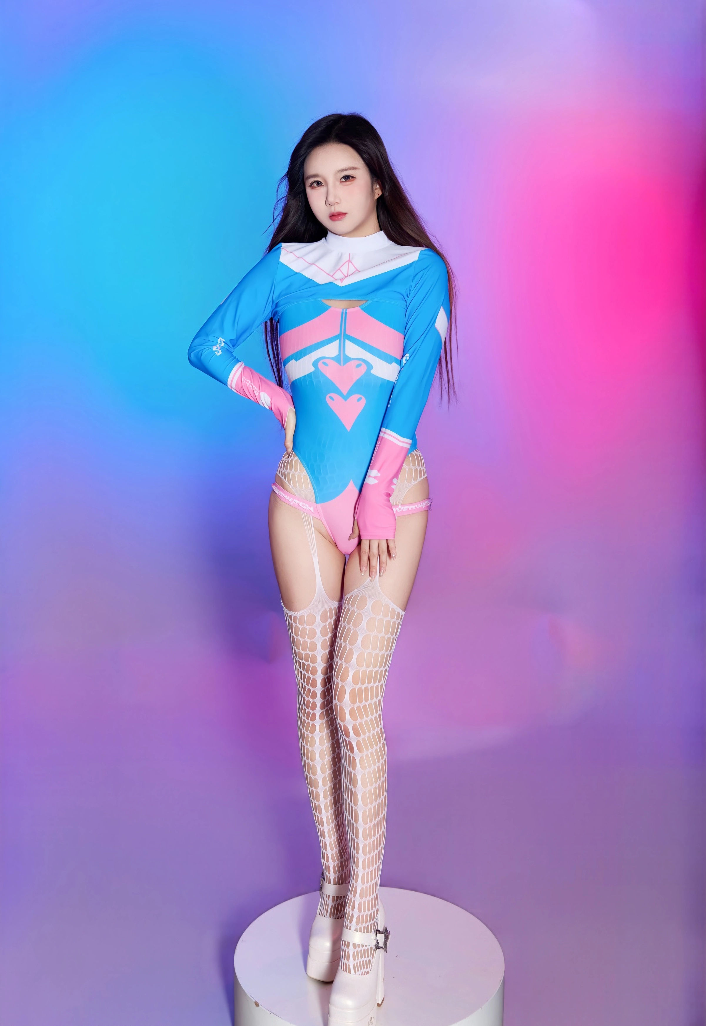 [XiuRen秀人网] 2025.10.17 No.10886 小肉肉咪 Cosplay装扮 白色网袜 性感写真 [62+1P]