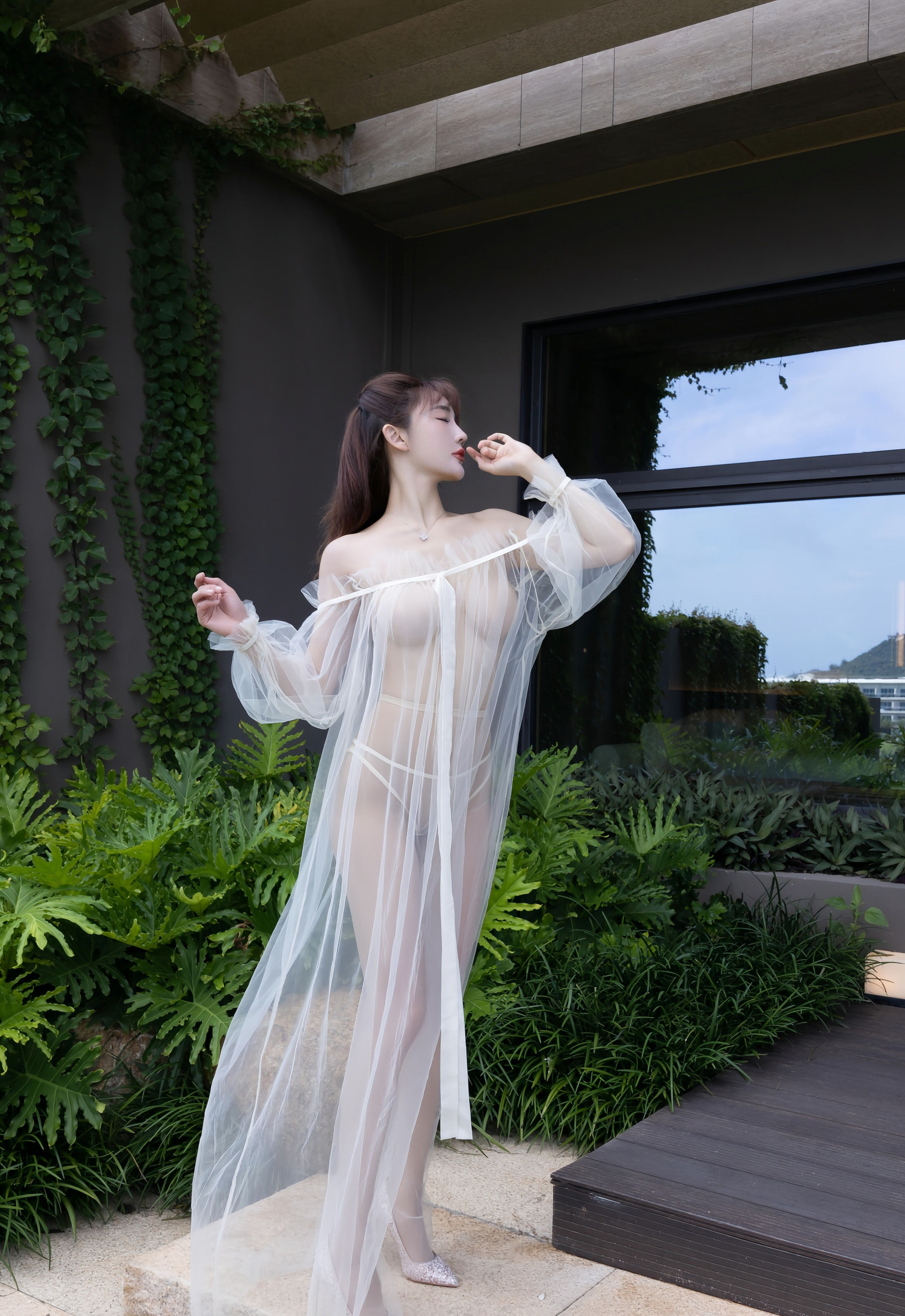 [XiuRen秀人网] 2025.10.23 No.10903 陆萱萱 轻透白纱 诱人肉丝 性感写真 [70+1P]