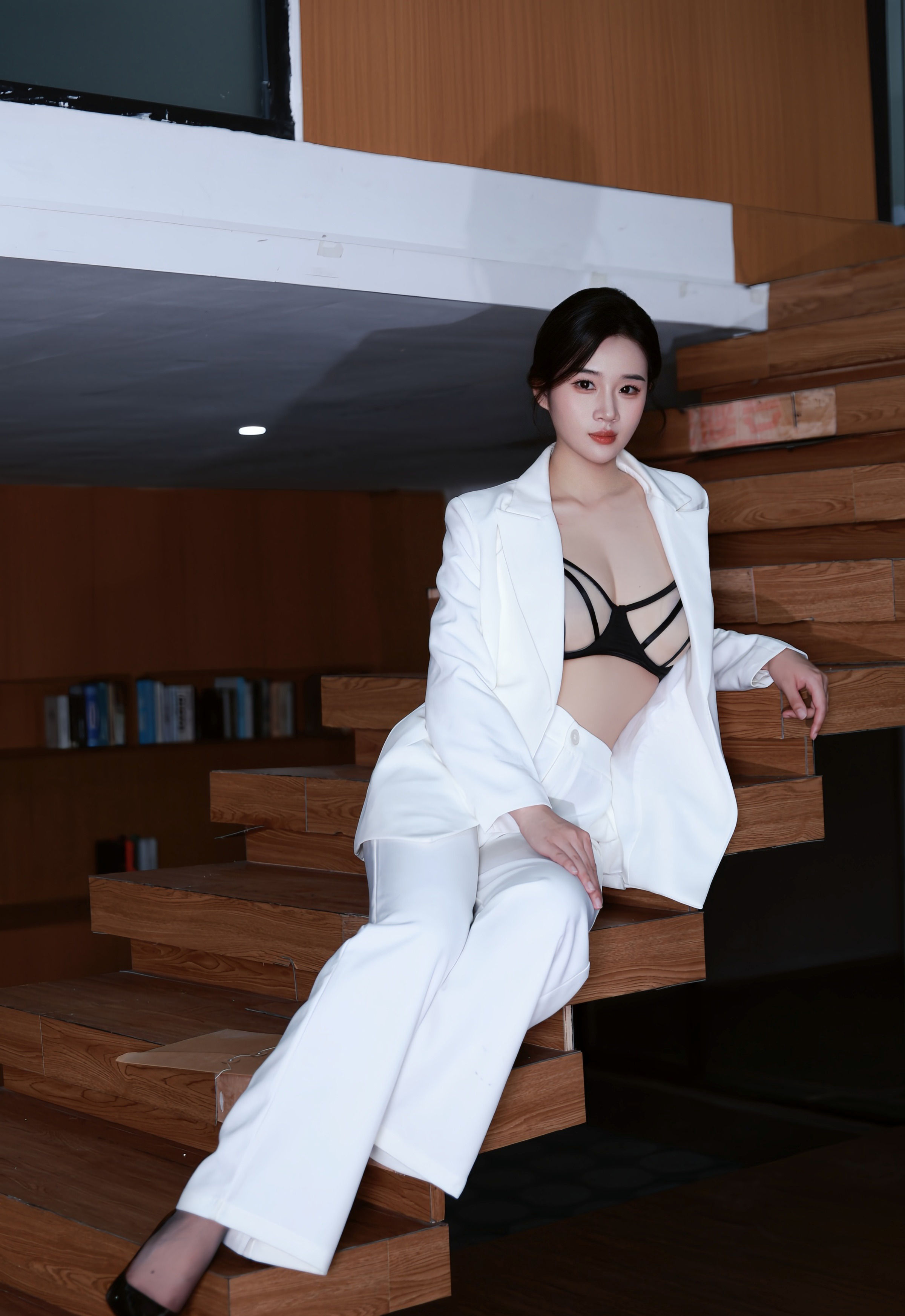 [XiuRen秀人网] 2025.10.24 No.10908 南乔 白色西装 魅惑黑丝 性感写真 [72+1P]