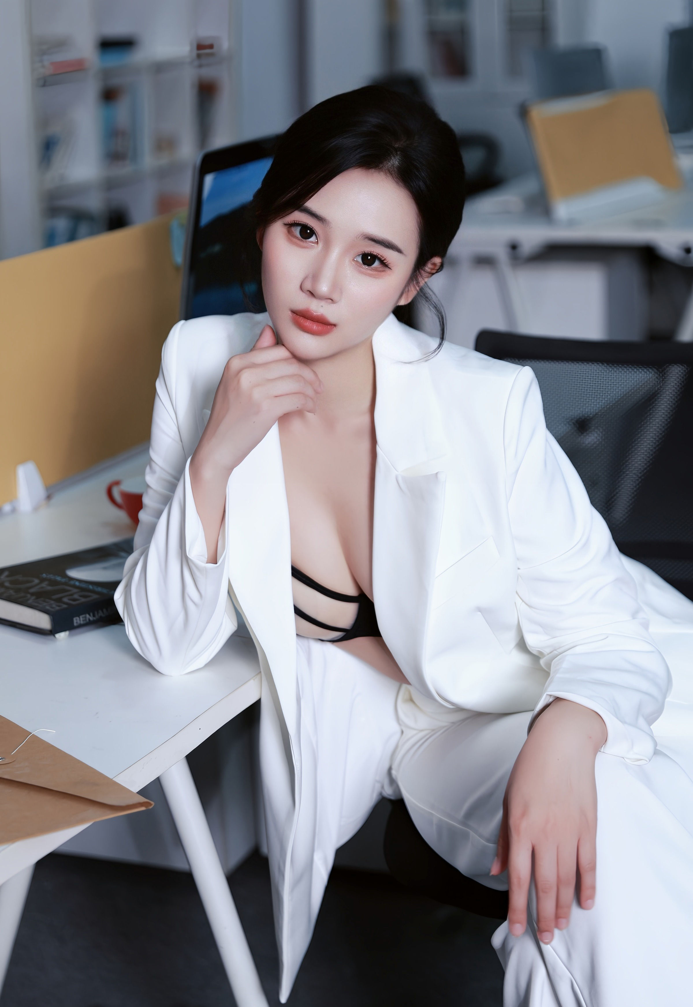 [XiuRen秀人网] 2025.10.24 No.10908 南乔 白色西装 魅惑黑丝 性感写真 [72+1P]