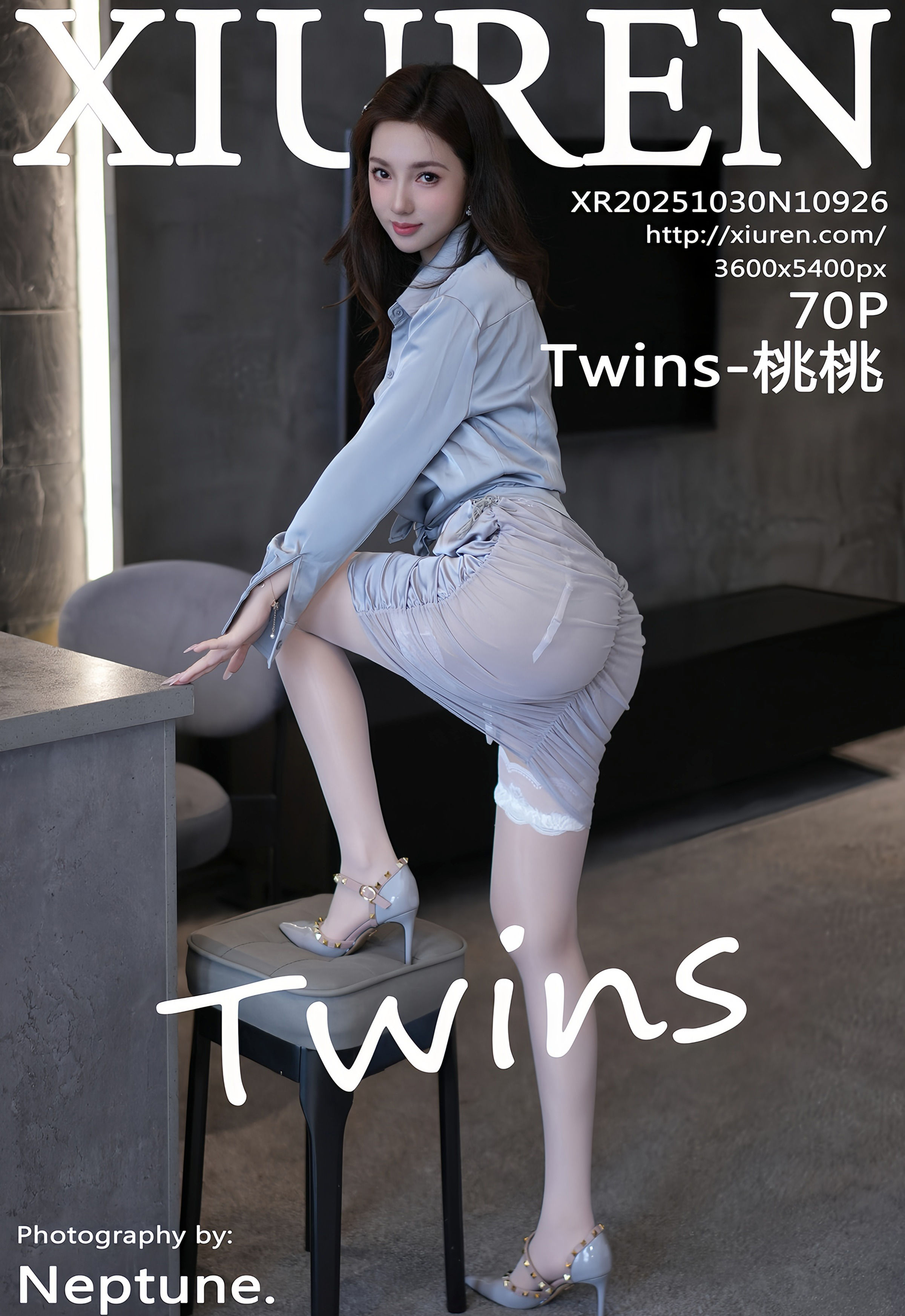 [XiuRen秀人网] 2025.10.30 No.10926 Twins-桃桃 浅色连衣短裙 诱人白色丝袜 性感写真 [70+1P]