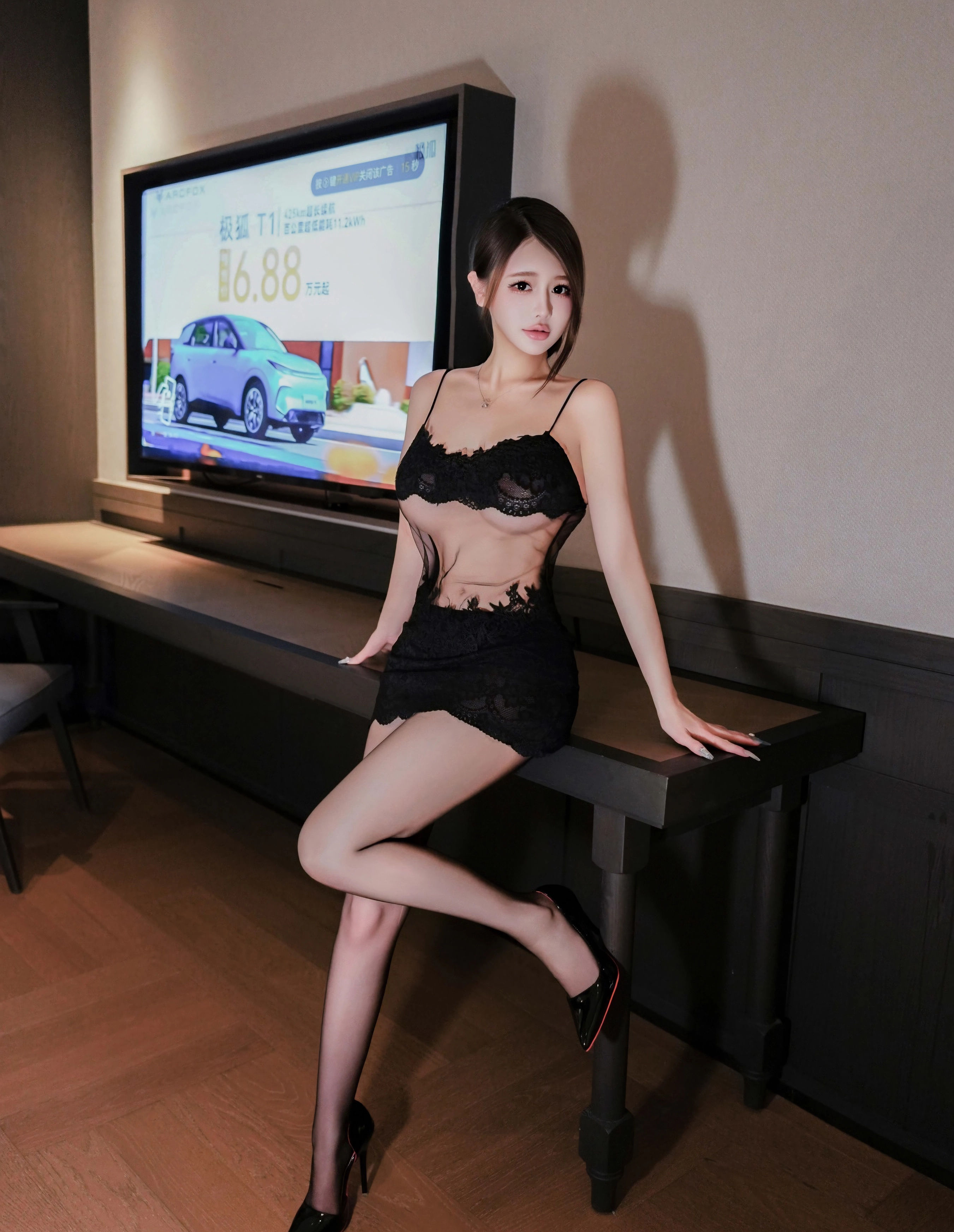 [XiuRen秀人网] 2025.10.30 No.10929 甜妮 黑色蕾丝短裙 性感写真 [70+1P]