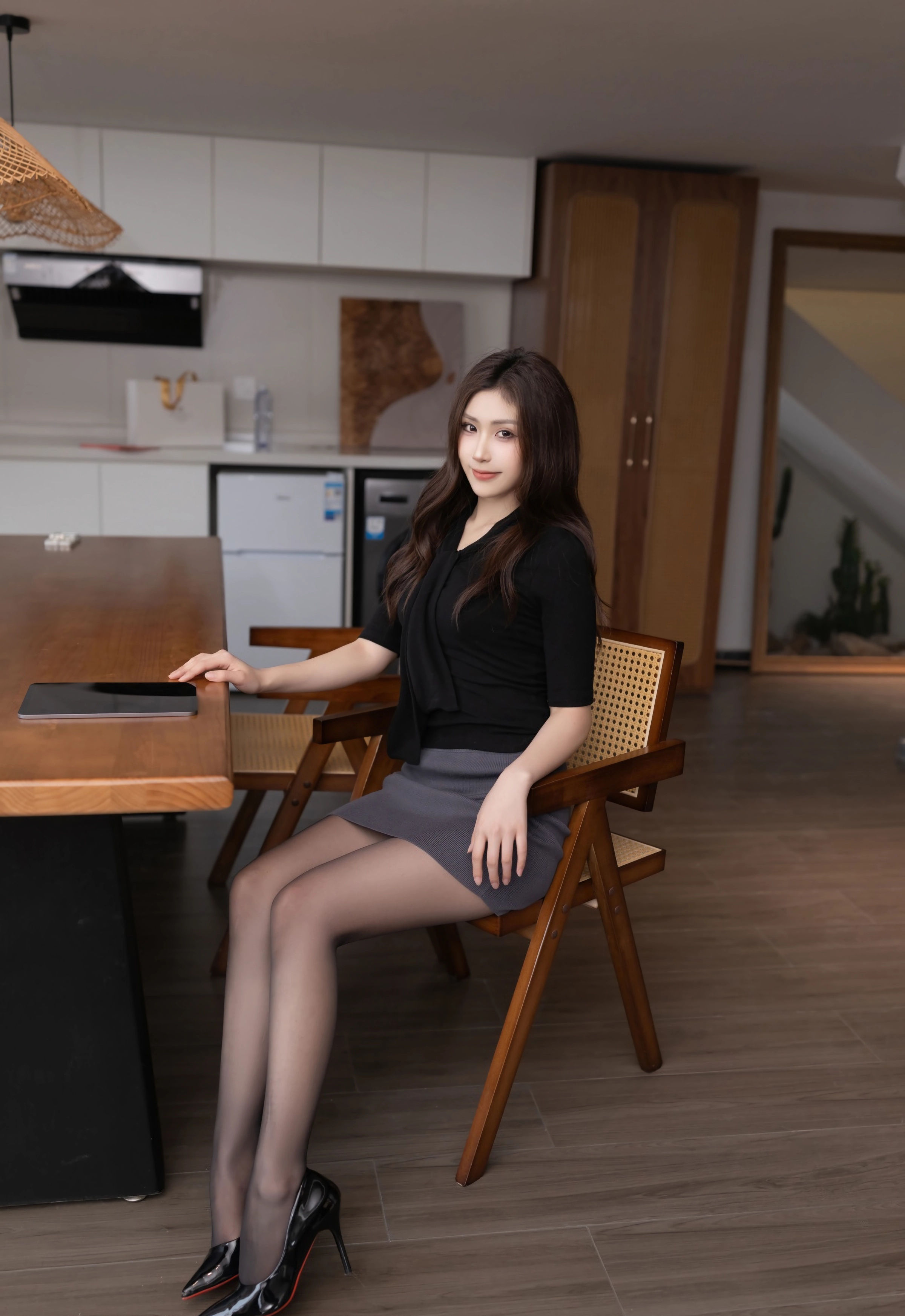 [XiuRen秀人网] 2025.10.30 No.10930 刘婷婷 黑色OL服饰 性感写真 [77+1P]