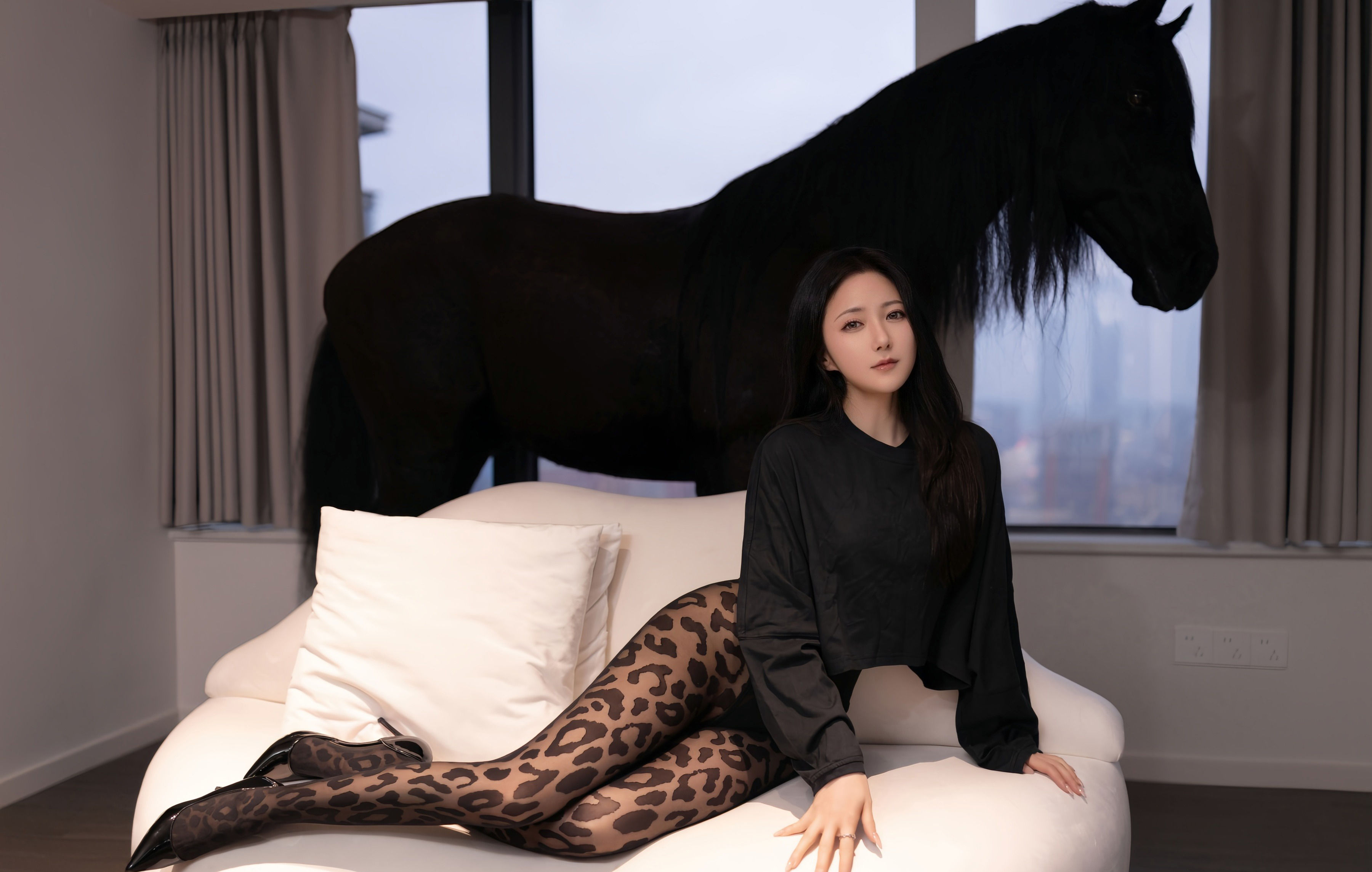 [XiuRen秀人网] 2025.10.31 No.10938 鱼子酱Fish 黑色内衣 豹纹黑丝 性感写真 [75+1P]