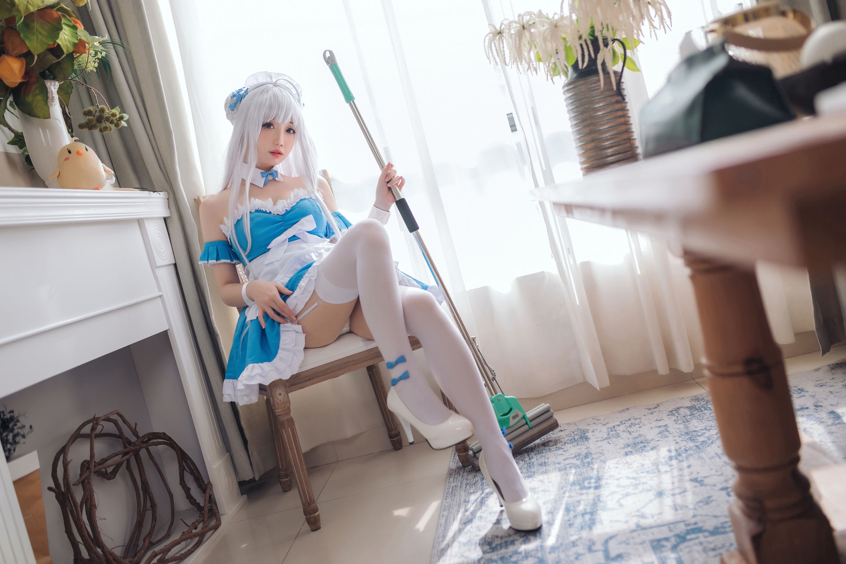 [COSPLAY] 焖焖碳 – 小天鹅女仆