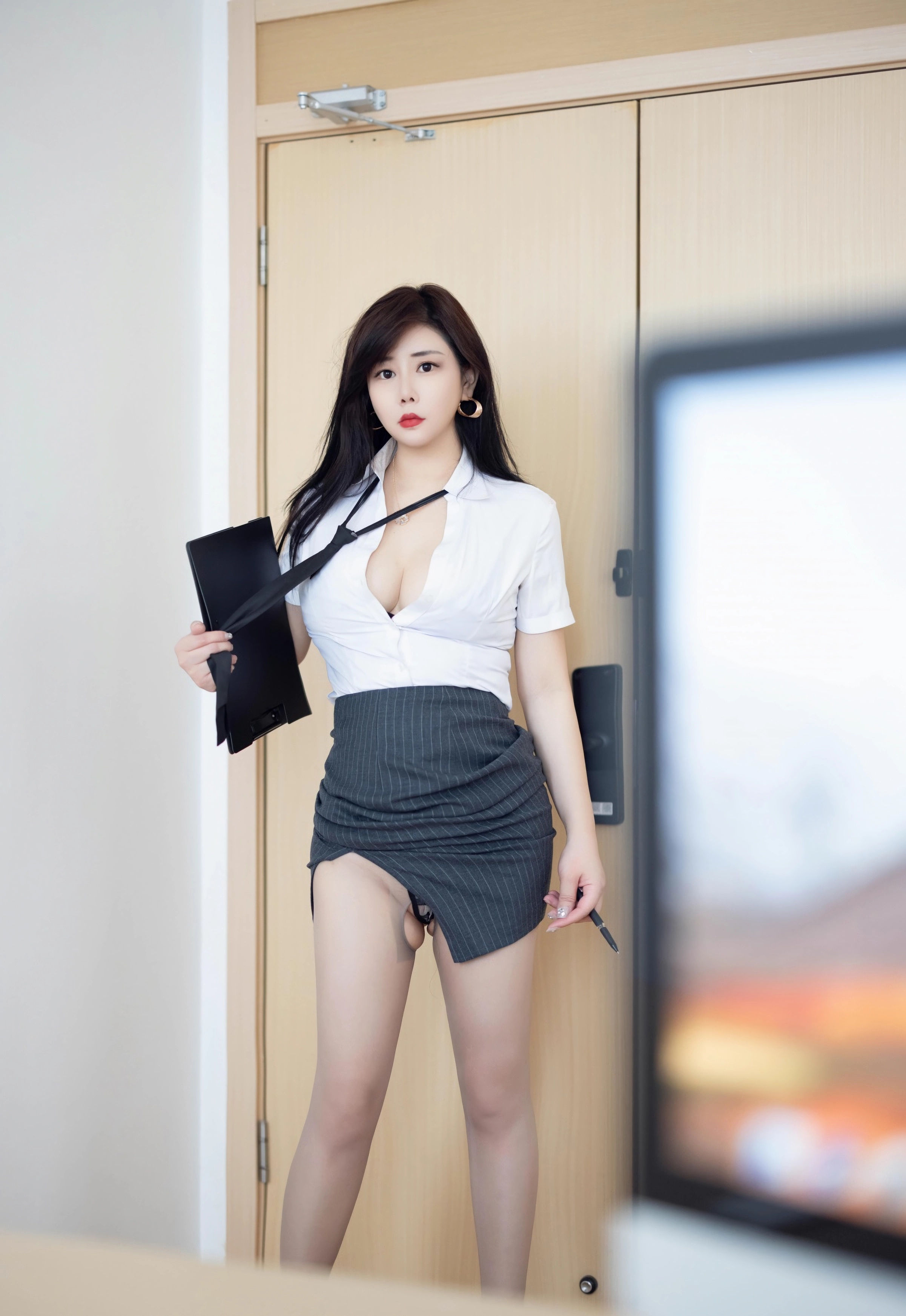 [HuaYang花漾写真] 2025.11.06 VOL.650 王婉悠Queen OL服饰 灰色丝袜 性感写真 [67+1P]