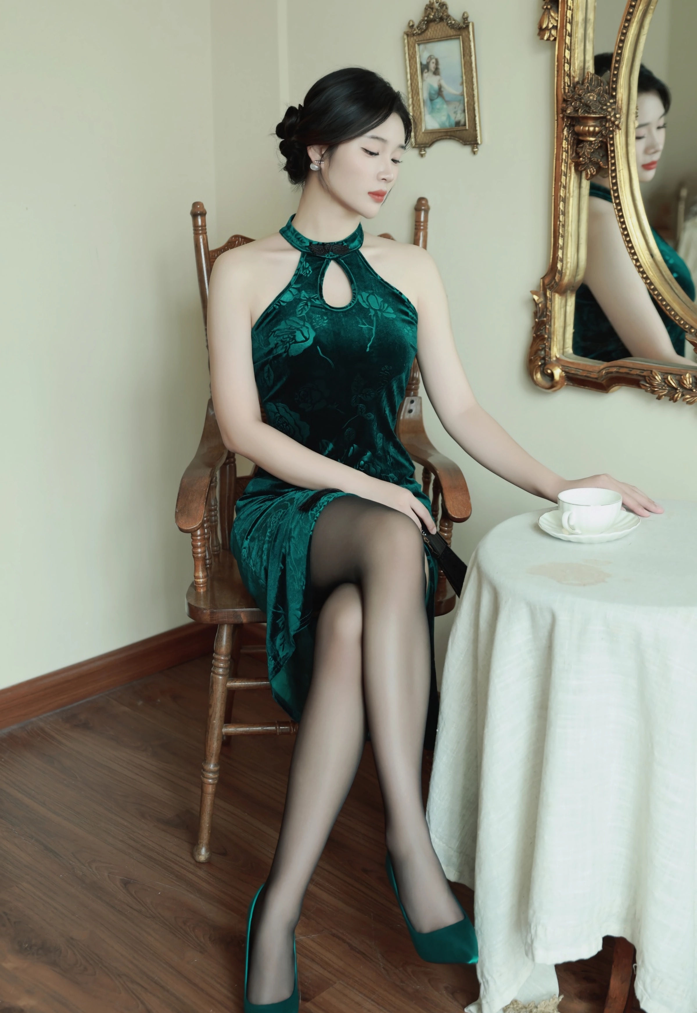 [XiuRen秀人网] 2025.11.07 No.10962 南乔 墨绿色旗袍 墨绿色蕾丝内衣 性感写真 [72+1P]