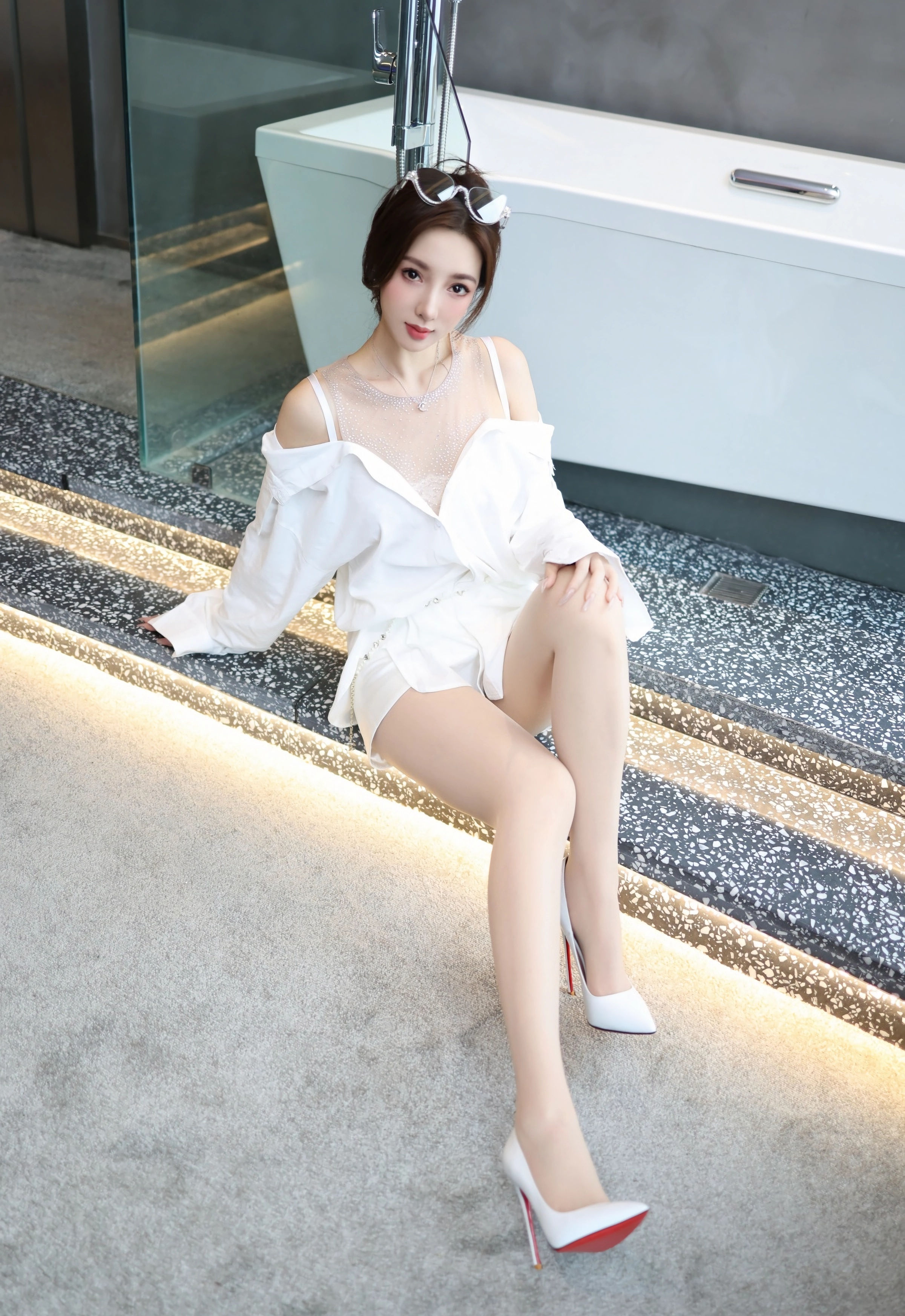 [YOUMI尤蜜荟] 2025.11.07 VOL.1177 Twins-桃桃 白色连衣短裙 诱人白色丝袜 性感写真 [76+1P]