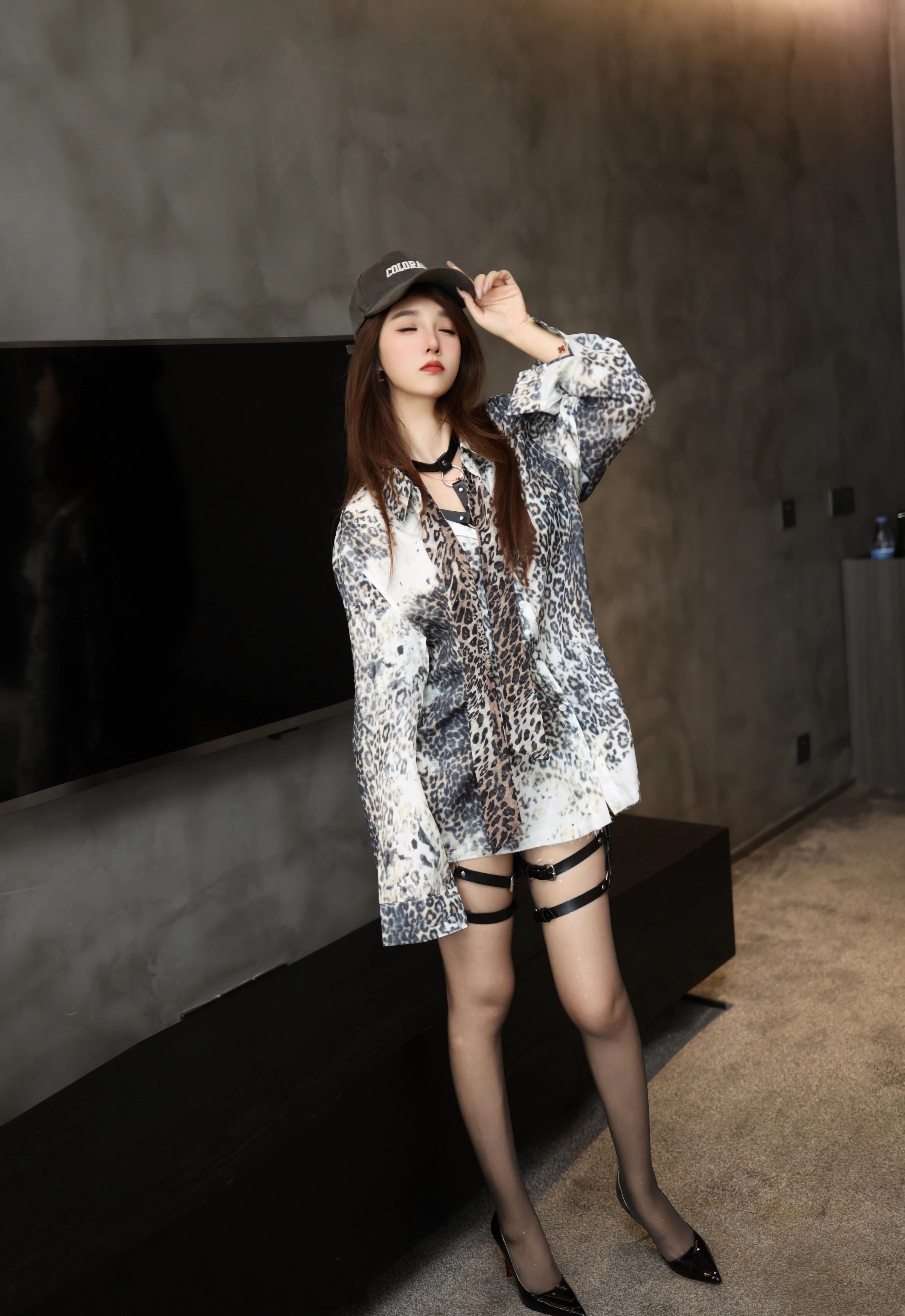 [YOUMI尤蜜荟] 2025.11.13 VOL.1179 Twins-夭夭 豹纹衬衫 魅惑黑丝 性感写真 [70+1P]