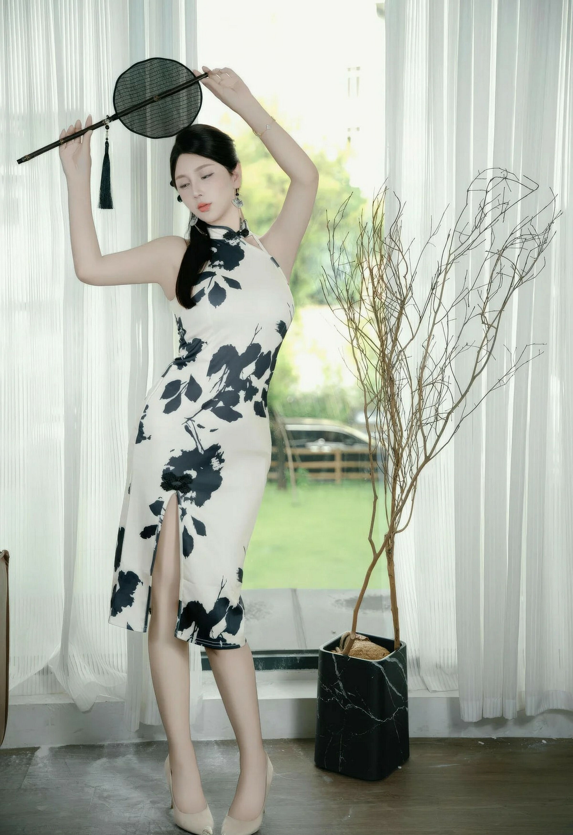 [XiuRen秀人网] 2025.11.14 No.10989 小蛮妖Yummy 白色旗袍 白色丝袜 性感写真 [70+1P]