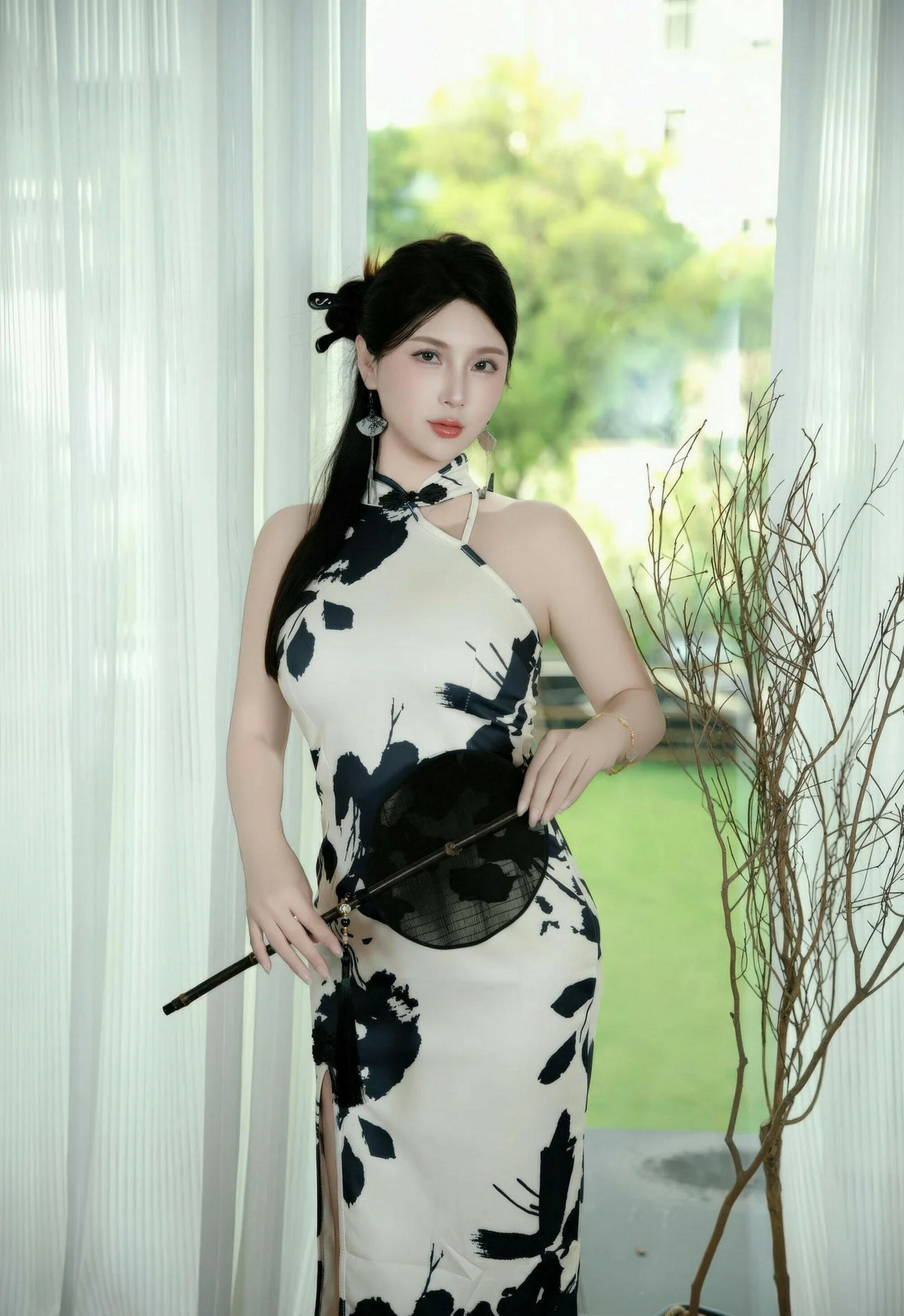 [XiuRen秀人网] 2025.11.14 No.10989 小蛮妖Yummy 白色旗袍 白色丝袜 性感写真 [70+1P]