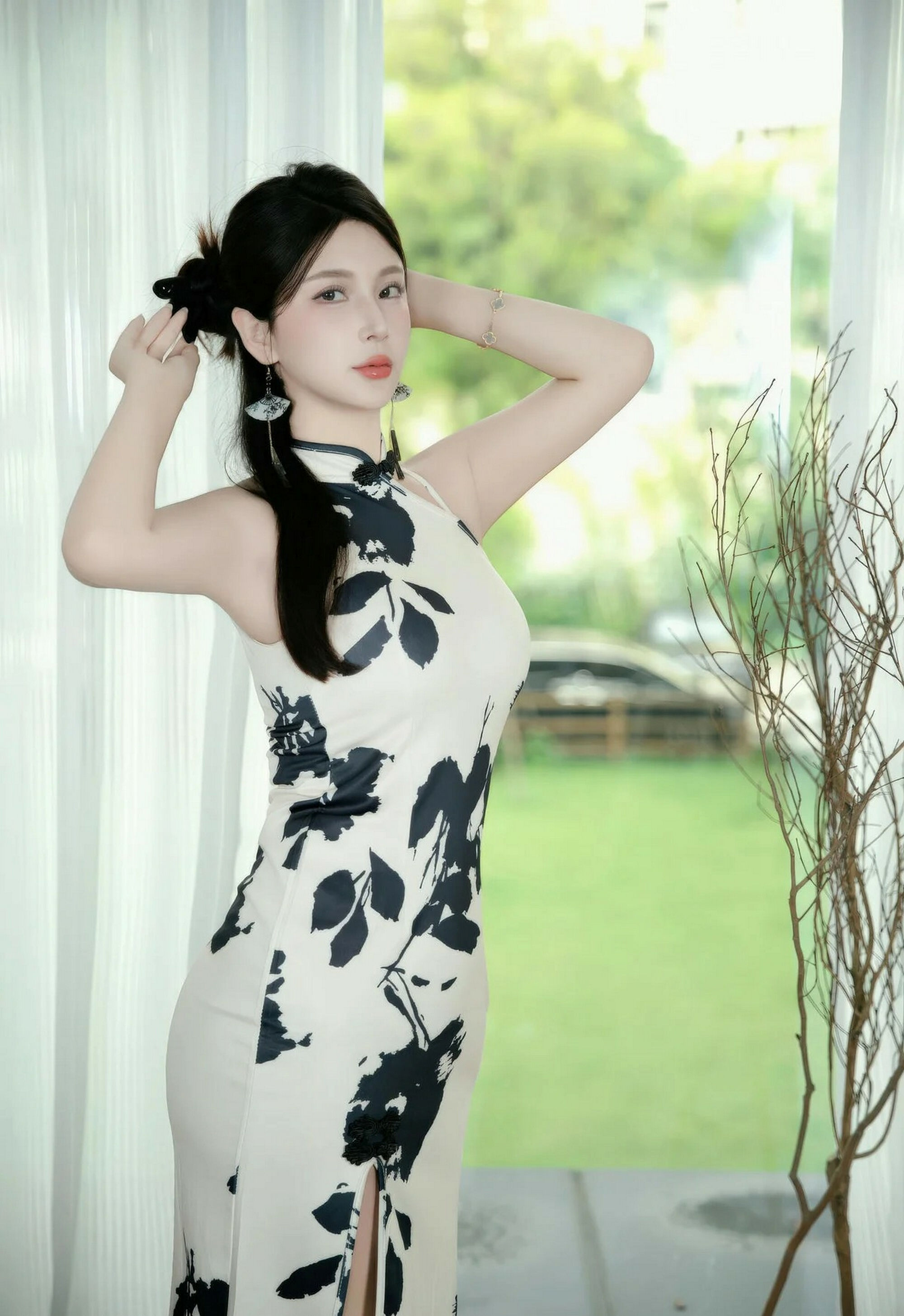 [XiuRen秀人网] 2025.11.14 No.10989 小蛮妖Yummy 白色旗袍 白色丝袜 性感写真 [70+1P]