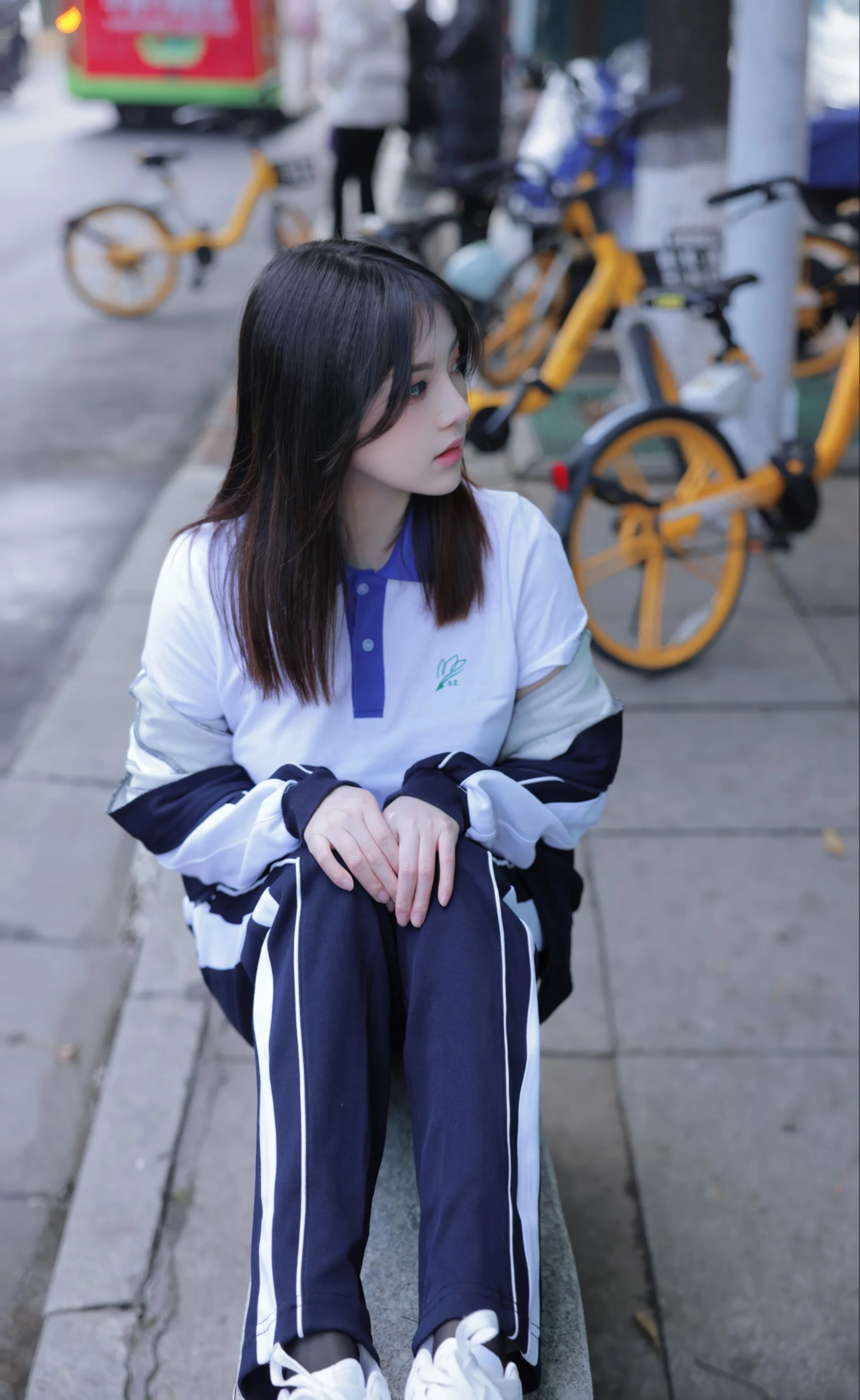 [秀人内购] 豆瓣酱 诱人私拍福利 公交车