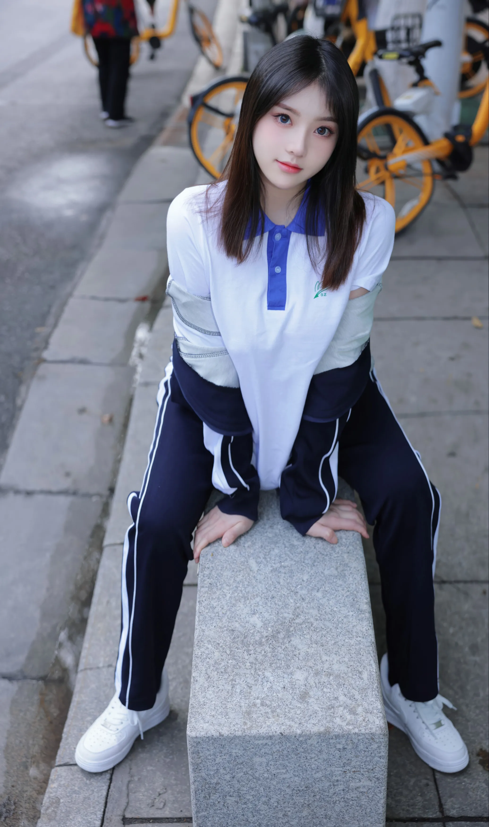 [秀人内购] 豆瓣酱 诱人私拍福利 公交车