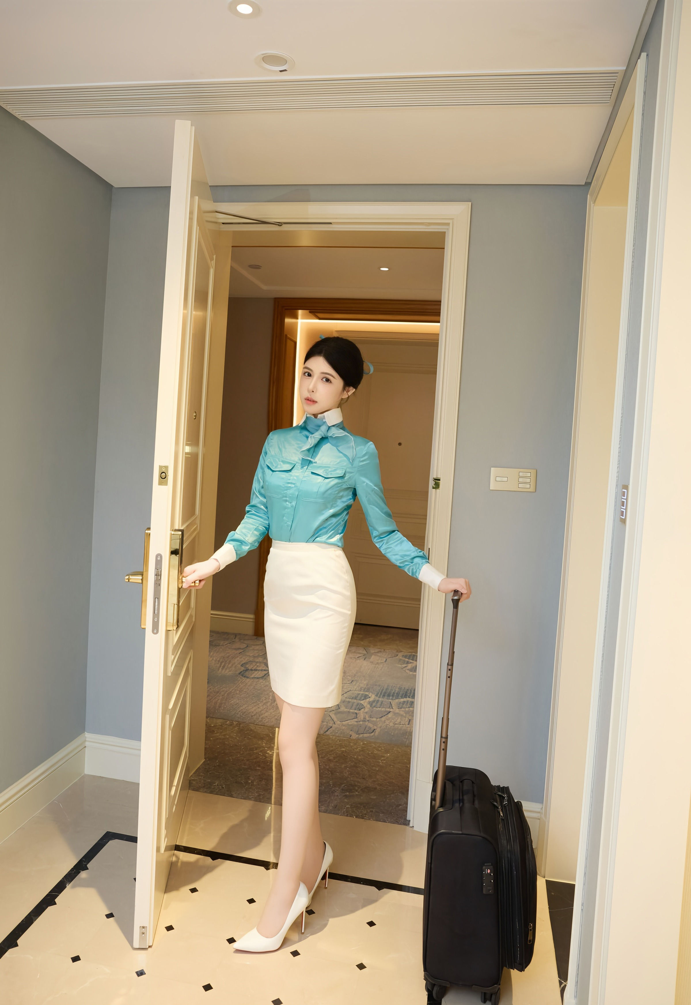 [XiuRen秀人网] 2025.11.18 No.10998 方蕾蕾 空姐制服诱惑 性感写真 [77+1P]