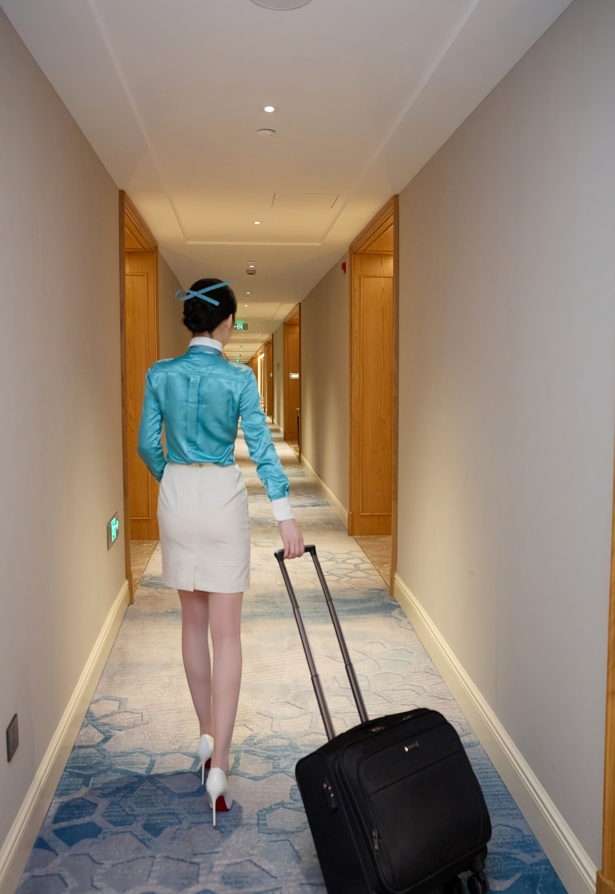 [XiuRen秀人网] 2025.11.18 No.10998 方蕾蕾 空姐制服诱惑 性感写真 [77+1P]