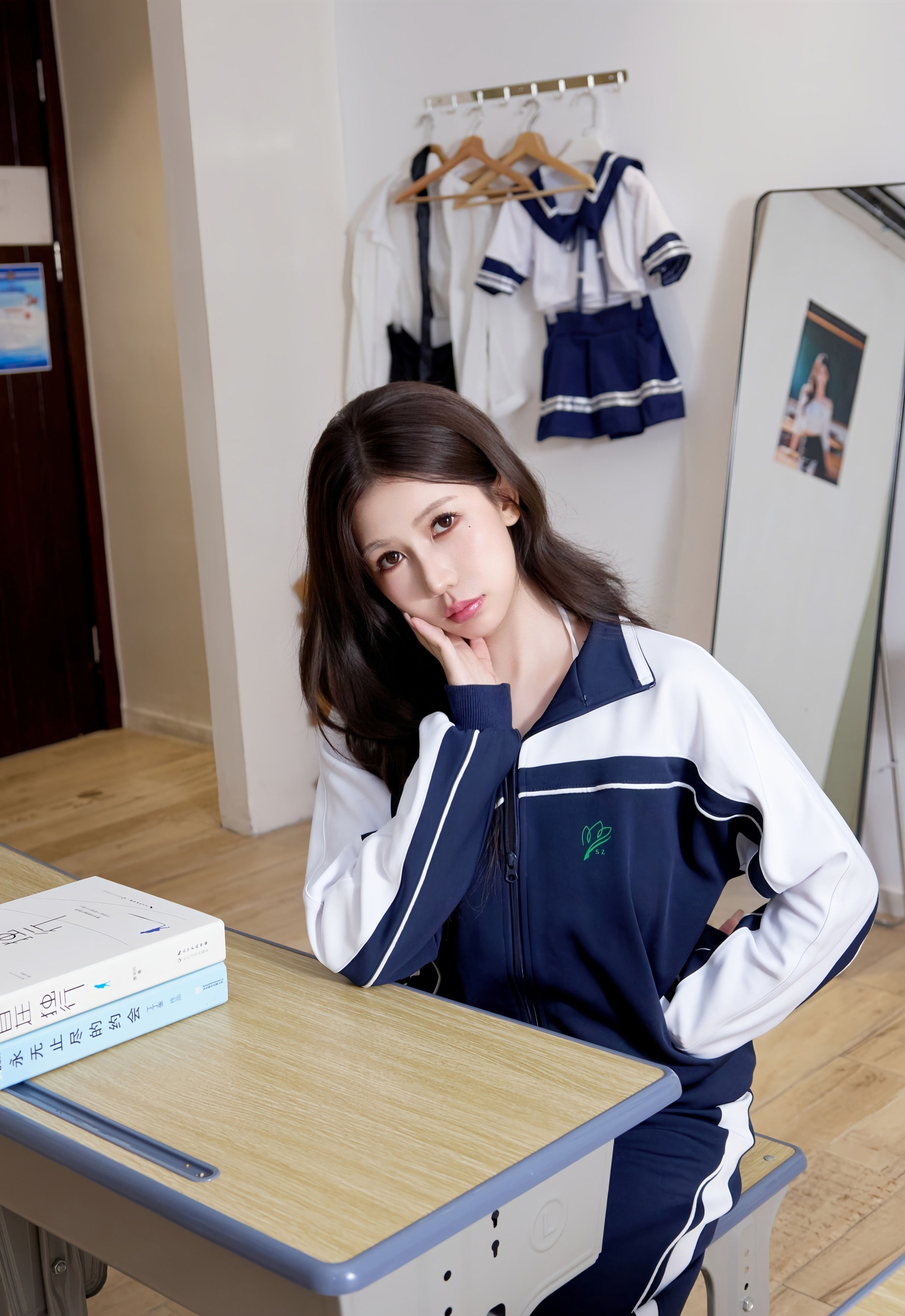 [XiuRen秀人网] 2025.11.20 No.11012 尹甜甜sunny 深色校服 性感情趣内衣 上海旅拍写真 [77+1P]