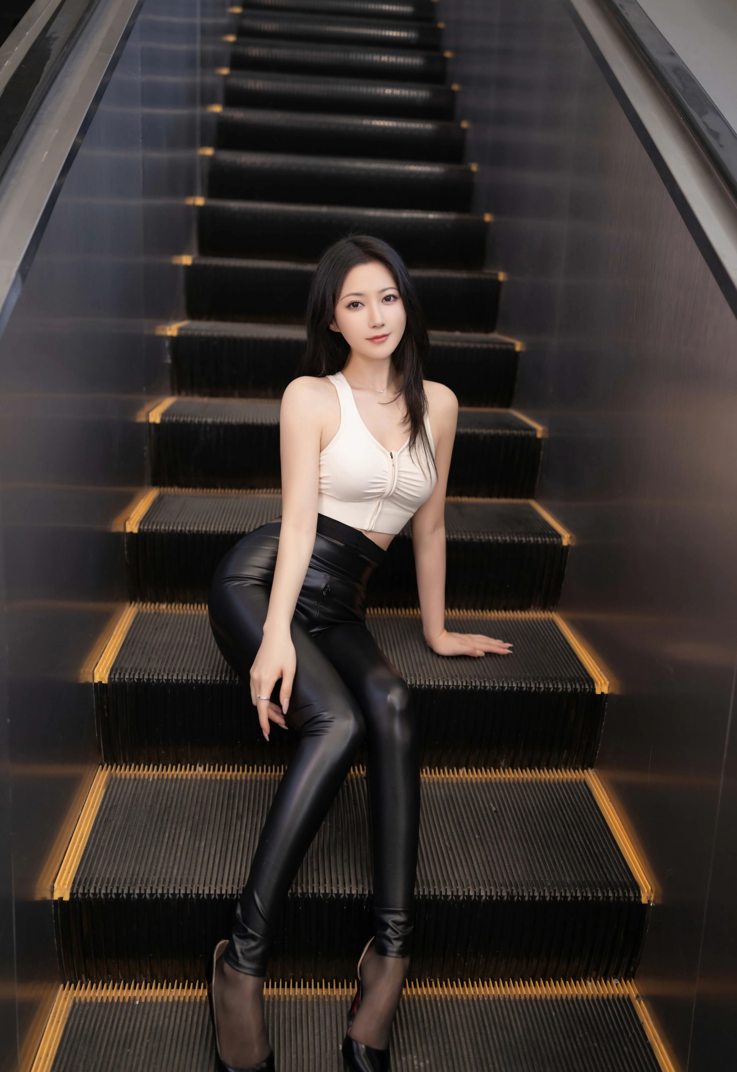 [XiuRen秀人网] 2025.11.21 No.11021 鱼子酱Fish 黑色皮裤 魅惑黑丝 性感写真 [74+1P]