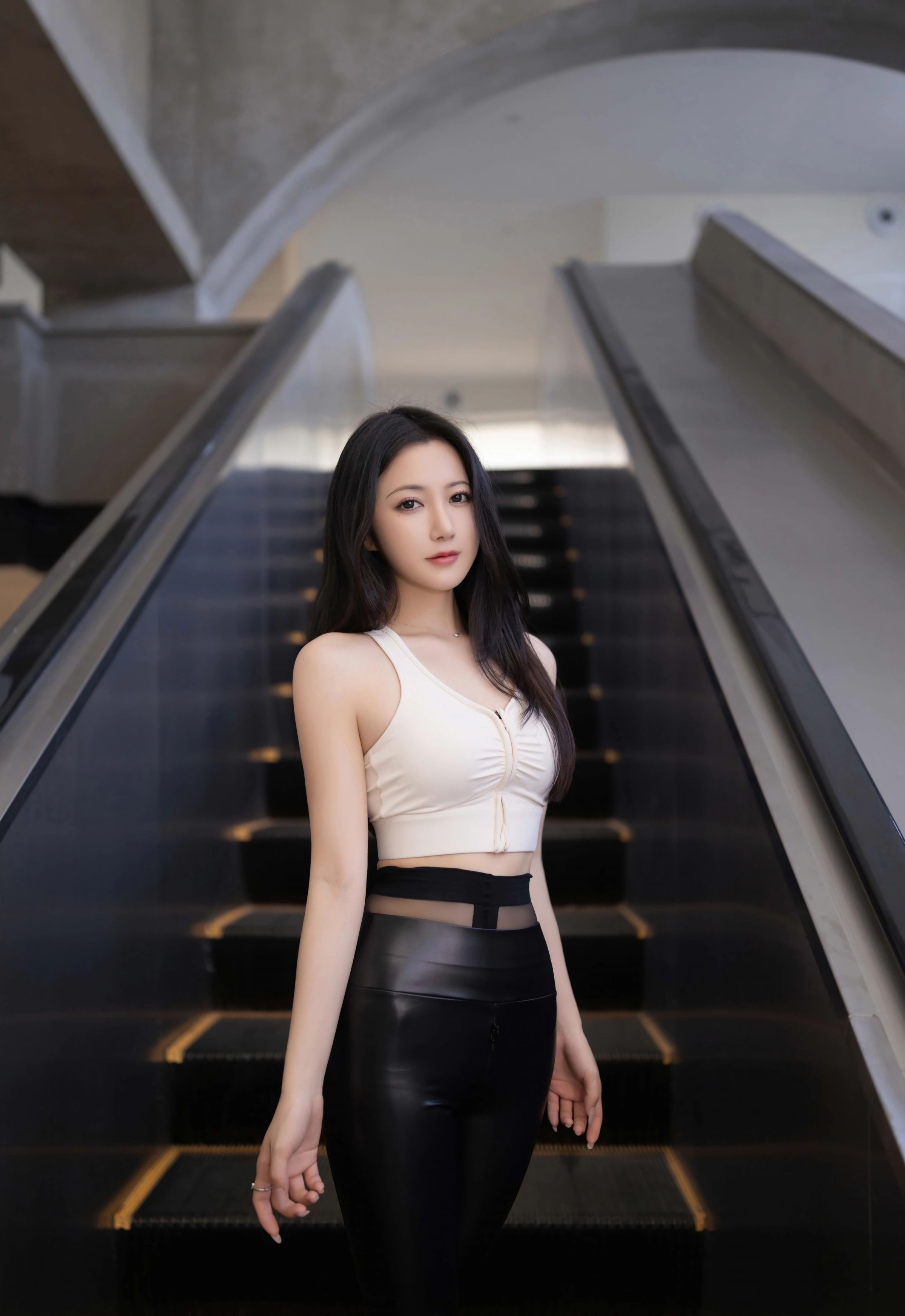 [XiuRen秀人网] 2025.11.21 No.11021 鱼子酱Fish 黑色皮裤 魅惑黑丝 性感写真 [74+1P]