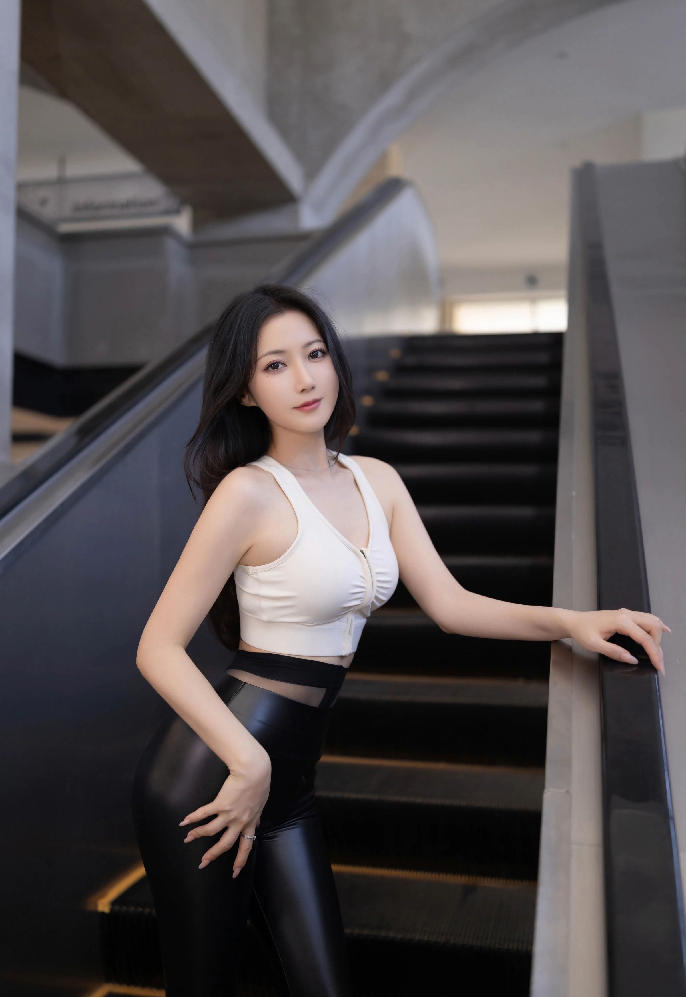 [XiuRen秀人网] 2025.11.21 No.11021 鱼子酱Fish 黑色皮裤 魅惑黑丝 性感写真 [74+1P]