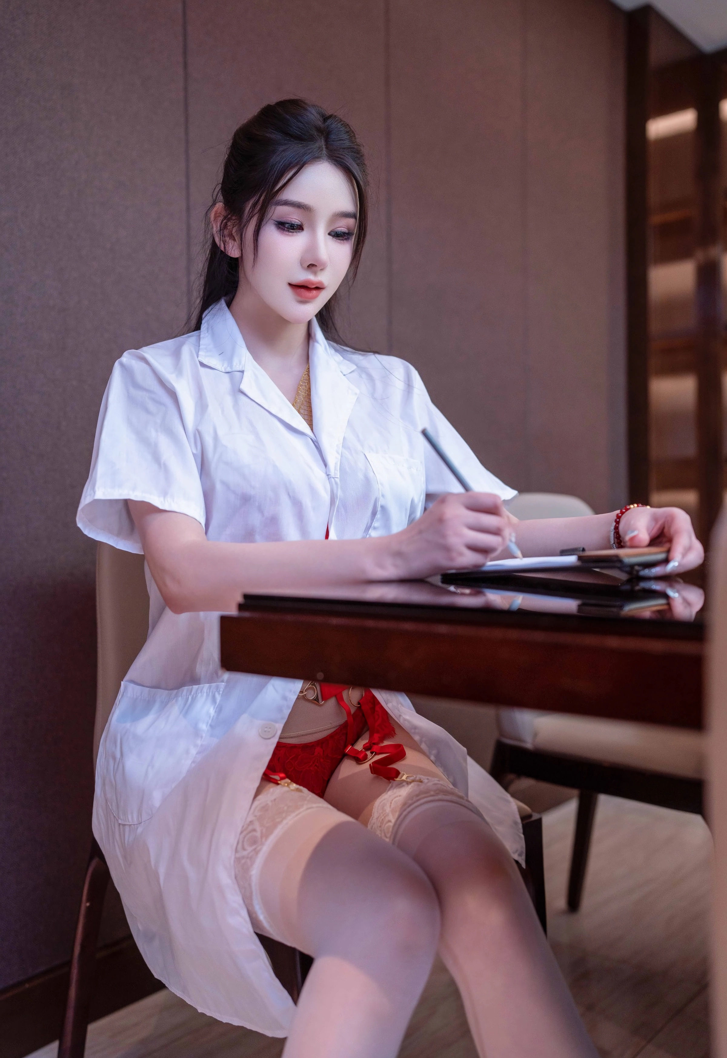 [XINGYAN星颜社] 2025.11.21 VOL.431 李丽莎 红色连衣裙 白色丝袜 性感写真 [64+1P]