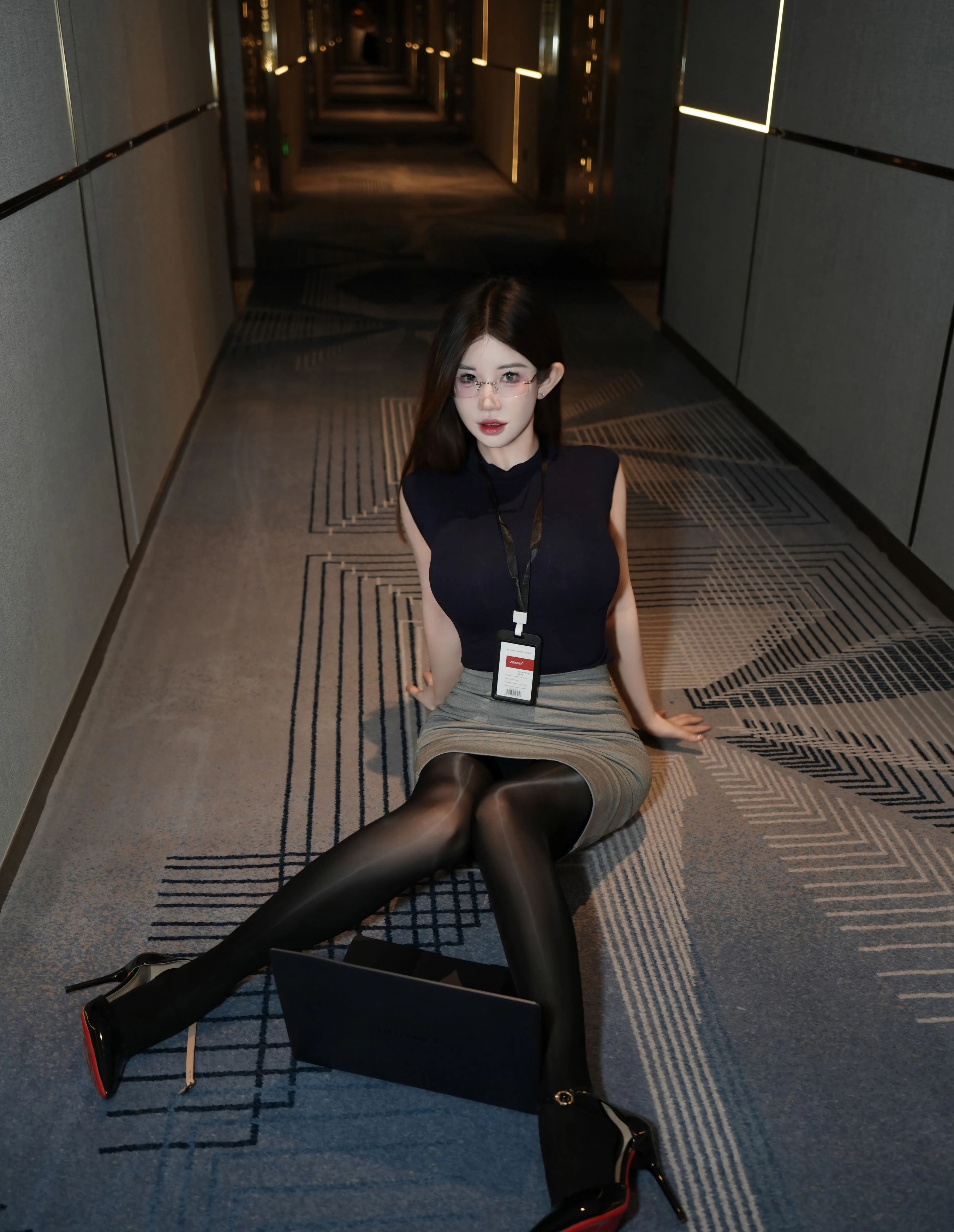 [XiuRen秀人网] 2025.11.24 No.11023 苏甜橙子 深色职业装 魅惑黑丝 性感写真 [55+1P]