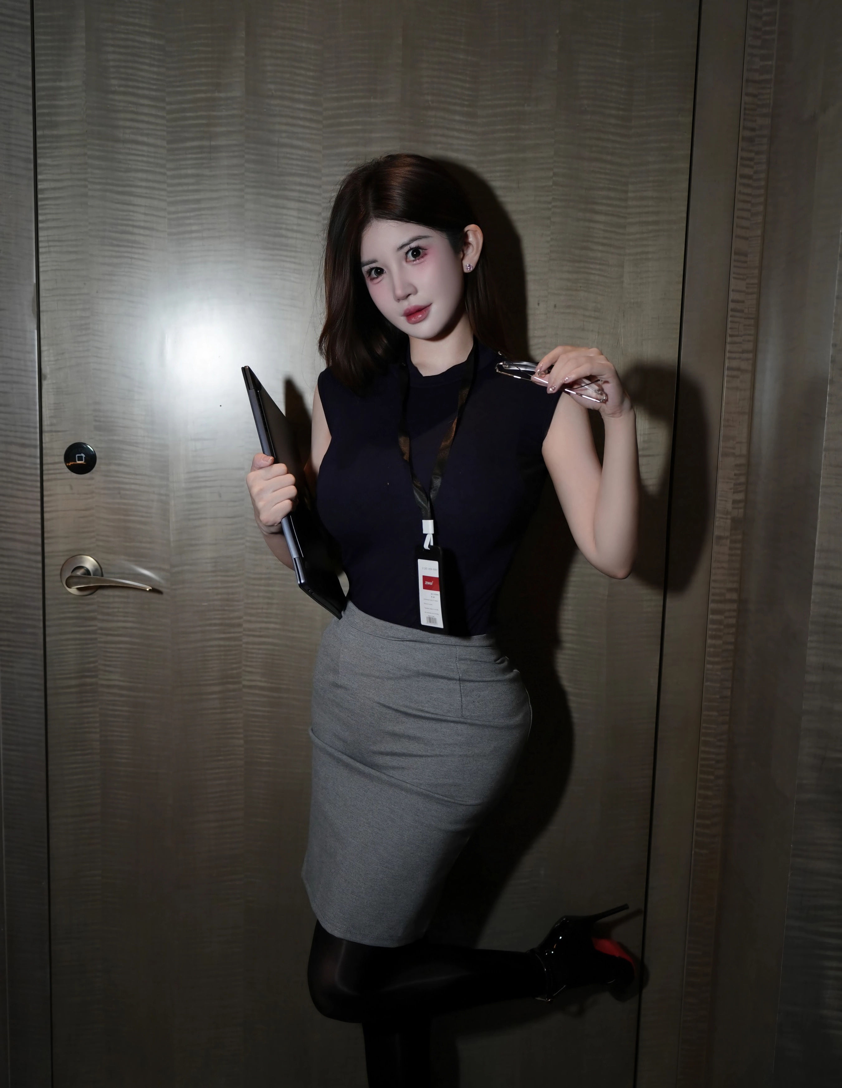 [XiuRen秀人网] 2025.11.24 No.11023 苏甜橙子 深色职业装 魅惑黑丝 性感写真 [55+1P]