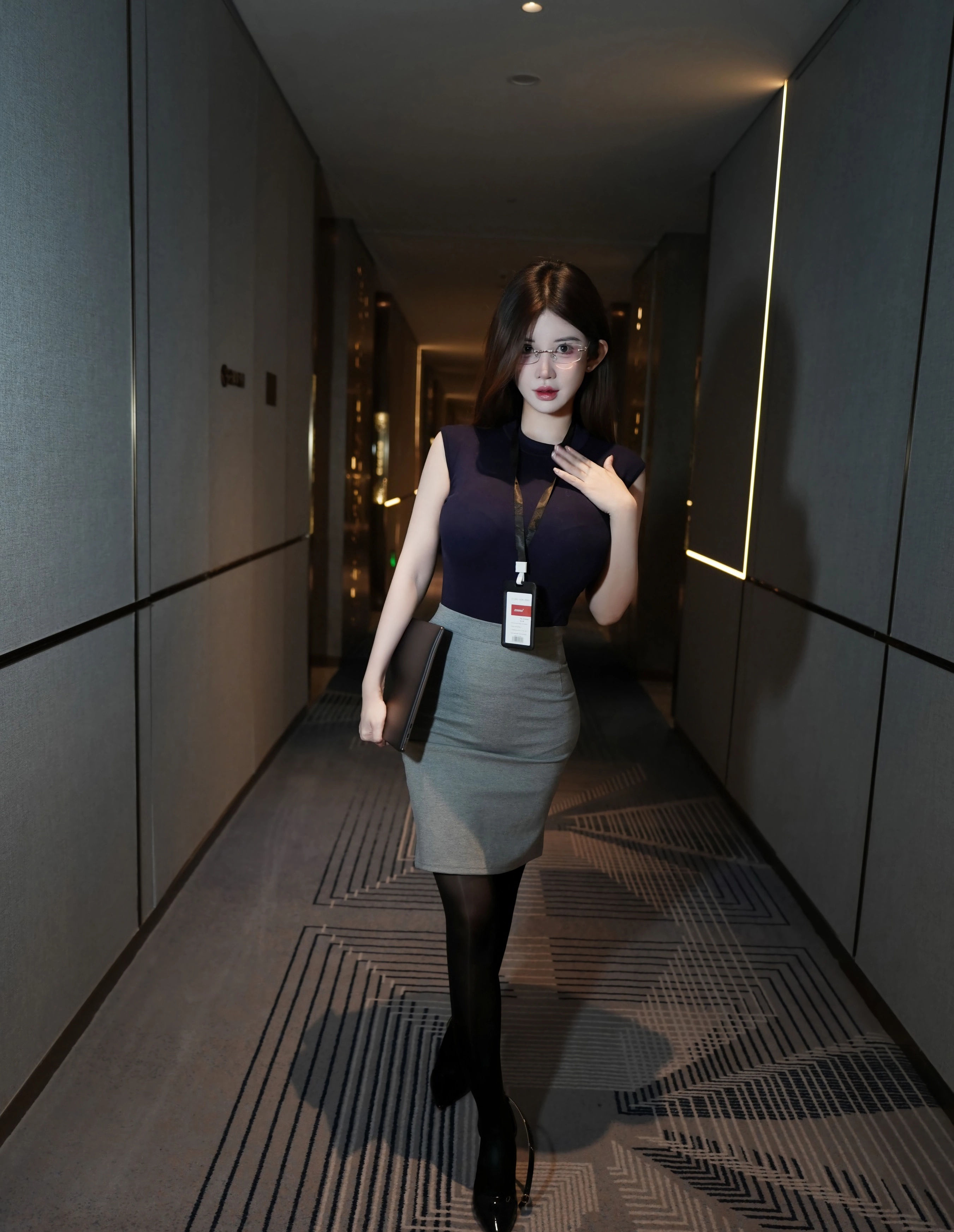 [XiuRen秀人网] 2025.11.24 No.11023 苏甜橙子 深色职业装 魅惑黑丝 性感写真 [55+1P]