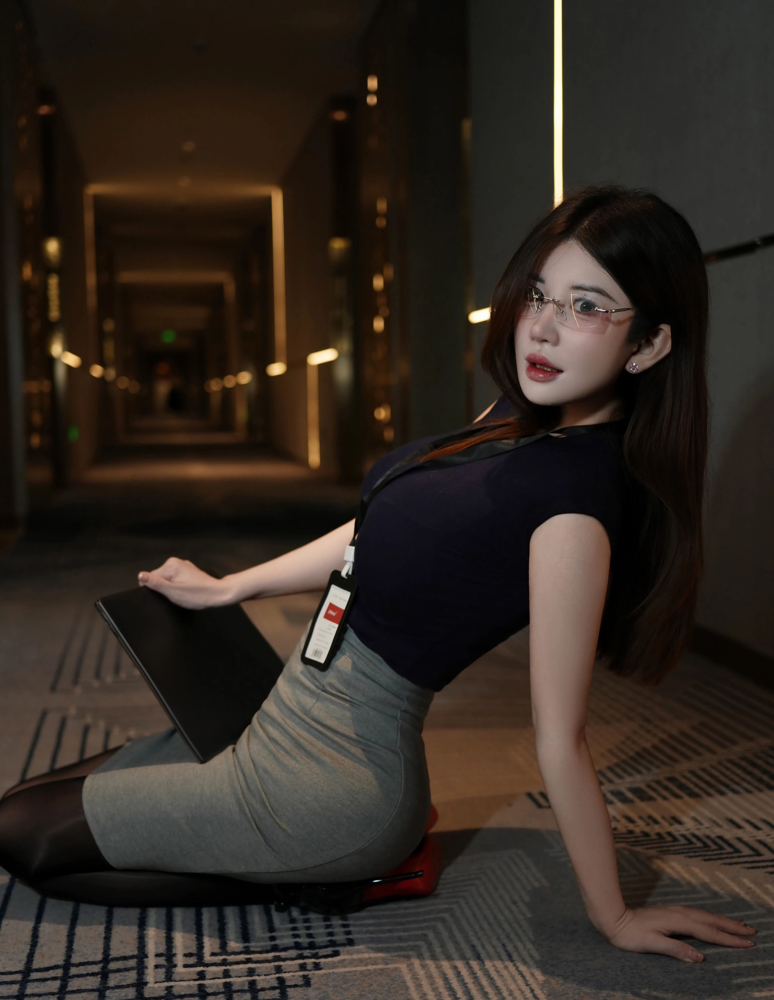 [XiuRen秀人网] 2025.11.24 No.11023 苏甜橙子 深色职业装 魅惑黑丝 性感写真 [55+1P]