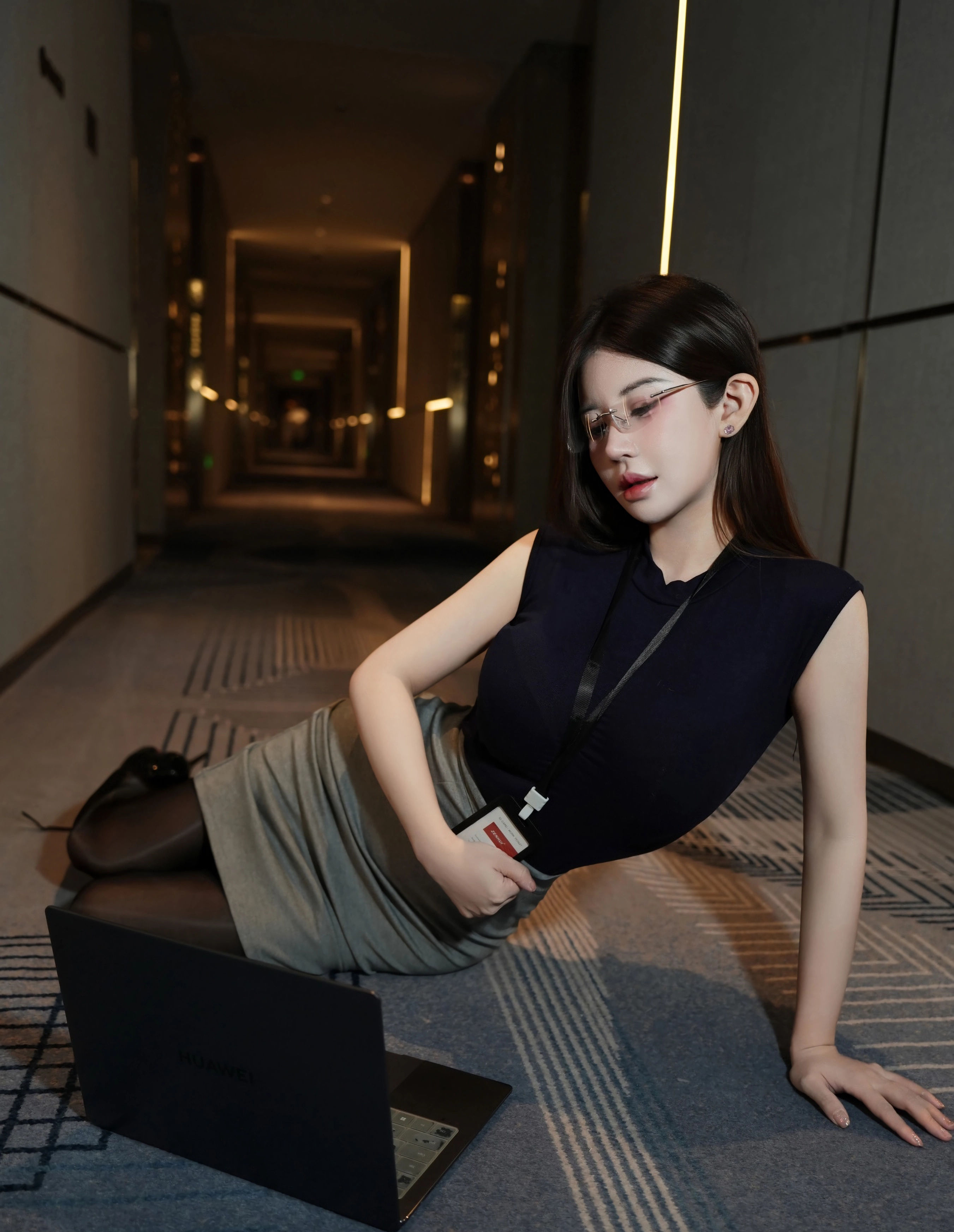 [XiuRen秀人网] 2025.11.24 No.11023 苏甜橙子 深色职业装 魅惑黑丝 性感写真 [55+1P]