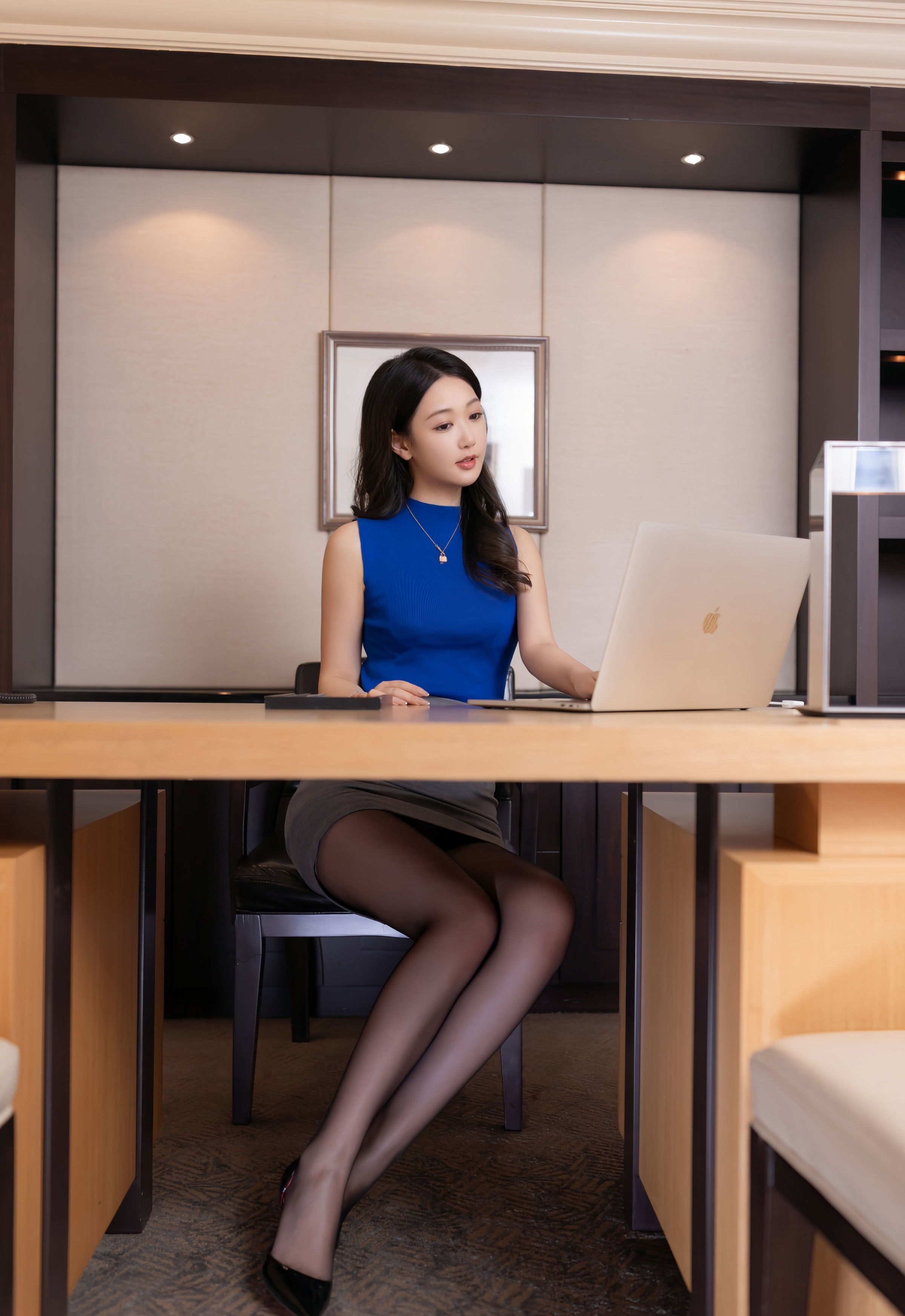 [XiuRen秀人网] 2025.11.24 No.11027 唐安琪 蓝色无袖上衣 魅惑黑丝 性感写真 [68+1P]