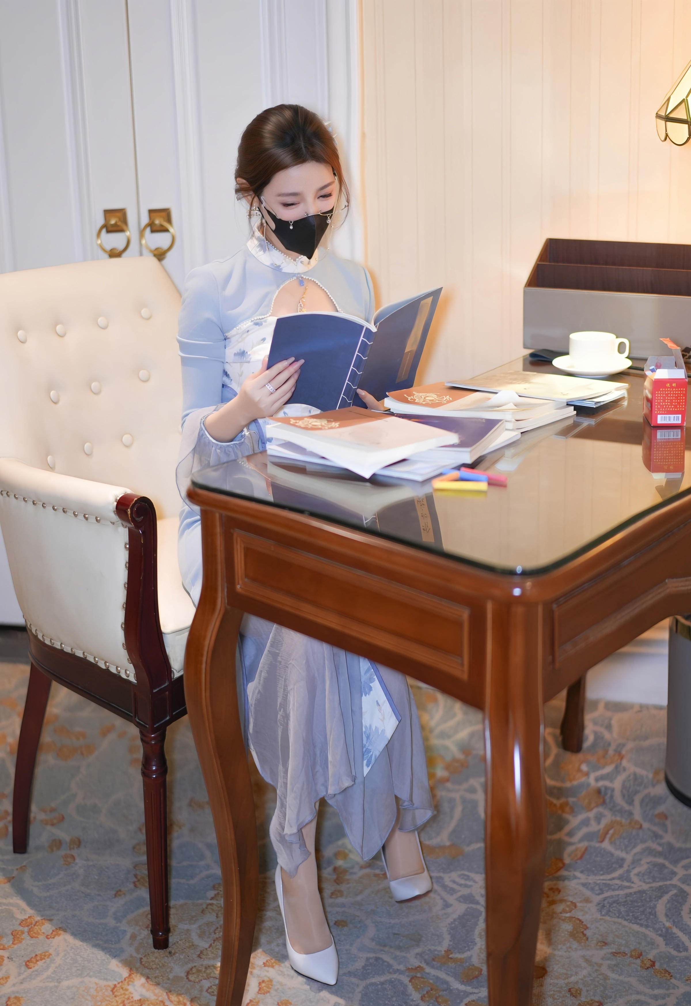 [XiuRen秀人网] 2025.11.26 No.11033 Twins-桃桃 蓝色连衣裙 白色丝袜 性感写真 [80+1P]