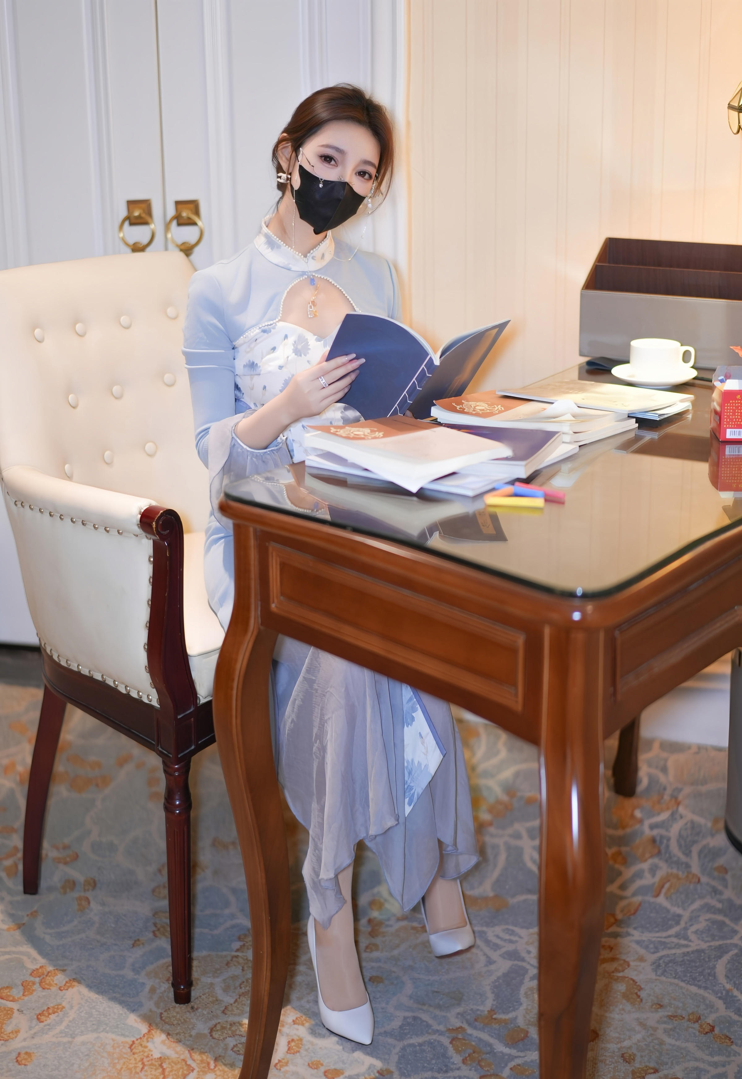 [XiuRen秀人网] 2025.11.26 No.11033 Twins-桃桃 蓝色连衣裙 白色丝袜 性感写真 [80+1P]