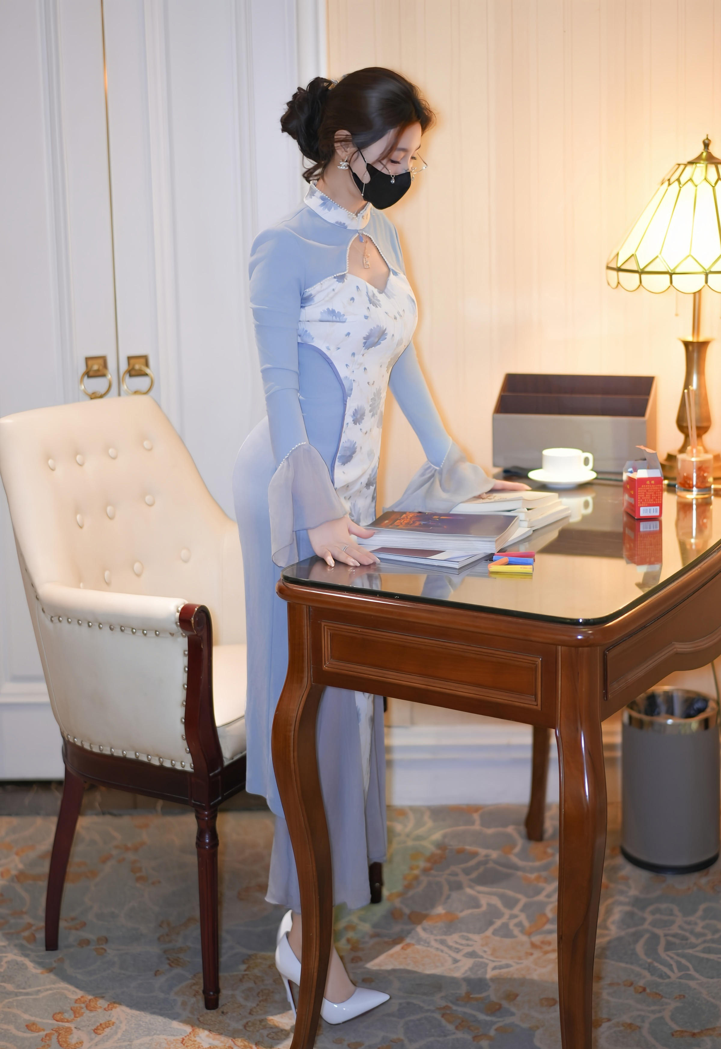 [XiuRen秀人网] 2025.11.26 No.11033 Twins-桃桃 蓝色连衣裙 白色丝袜 性感写真 [80+1P]