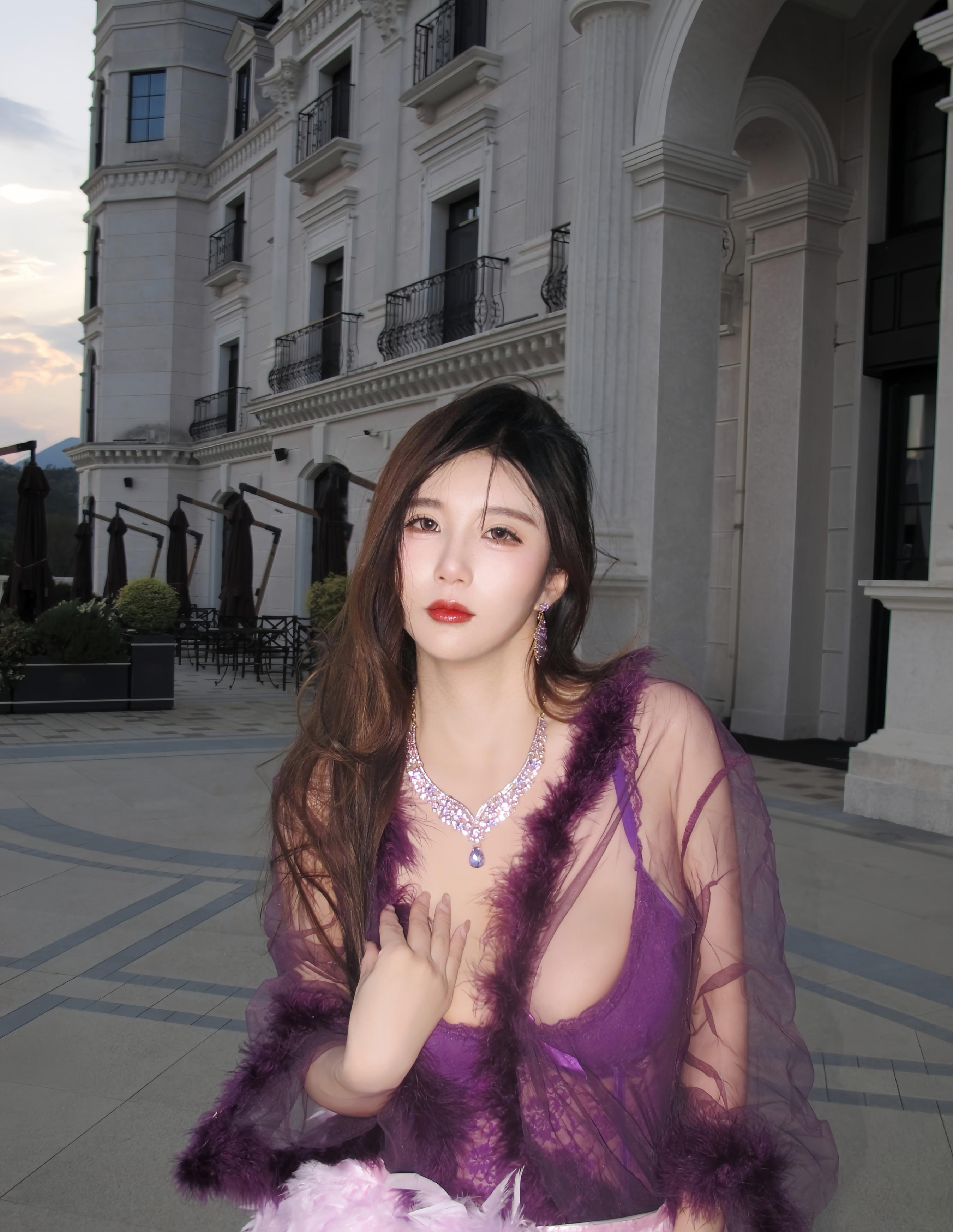 [XiuRen秀人网] 2025.11.28 No.11047 小肉肉咪 紫色情趣内衣 紫色丝袜 性感写真 [72+1P]