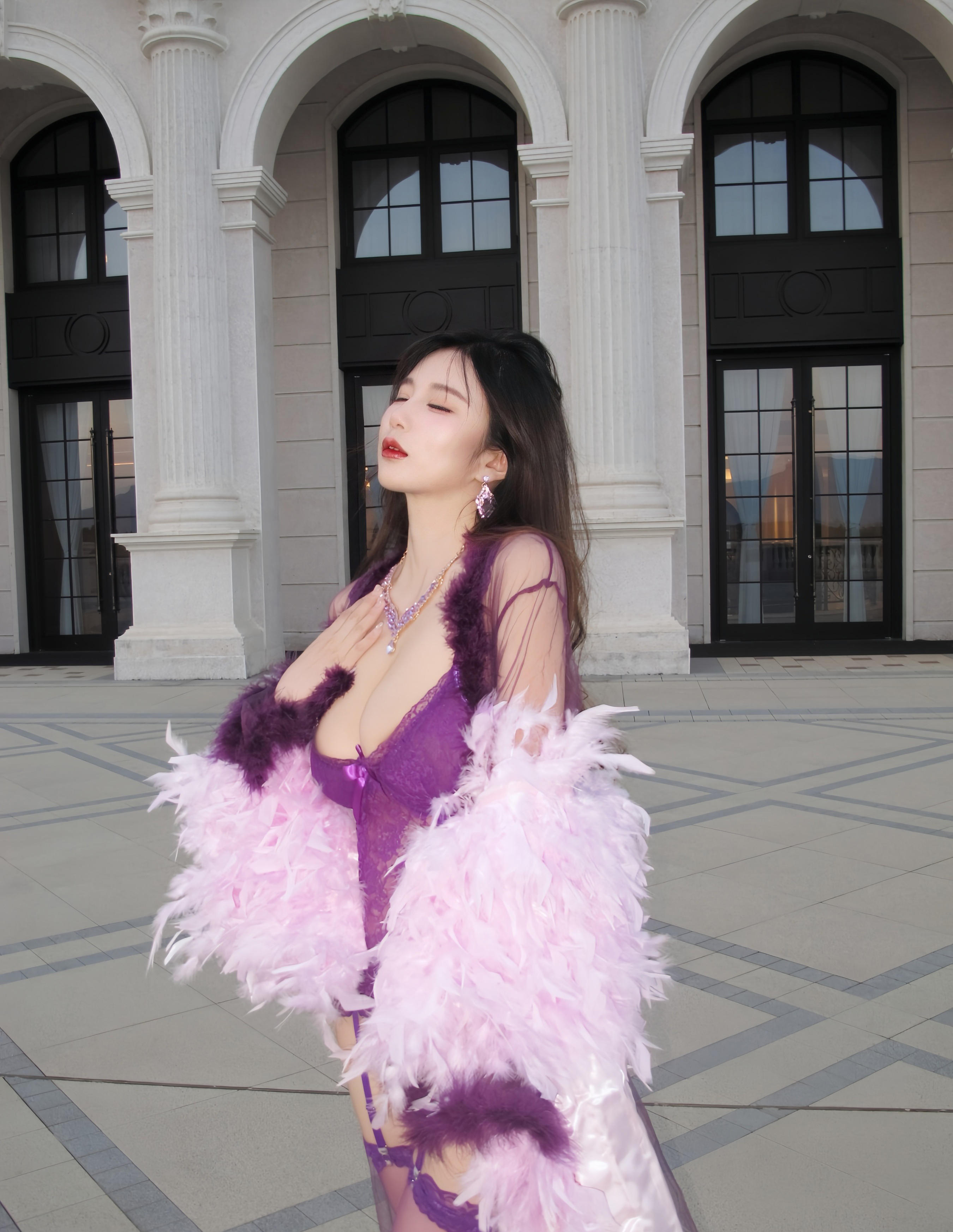 [XiuRen秀人网] 2025.11.28 No.11047 小肉肉咪 紫色情趣内衣 紫色丝袜 性感写真 [72+1P]