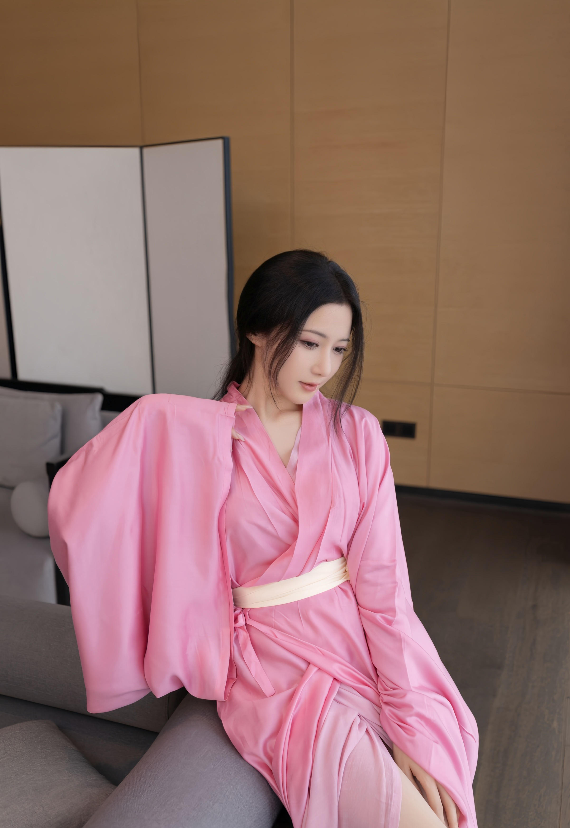 [XiuRen秀人网] 2025.11.28 No.11049 鱼子酱Fish 粉色月影纱 肉色丝袜 性感写真 [82+1P]