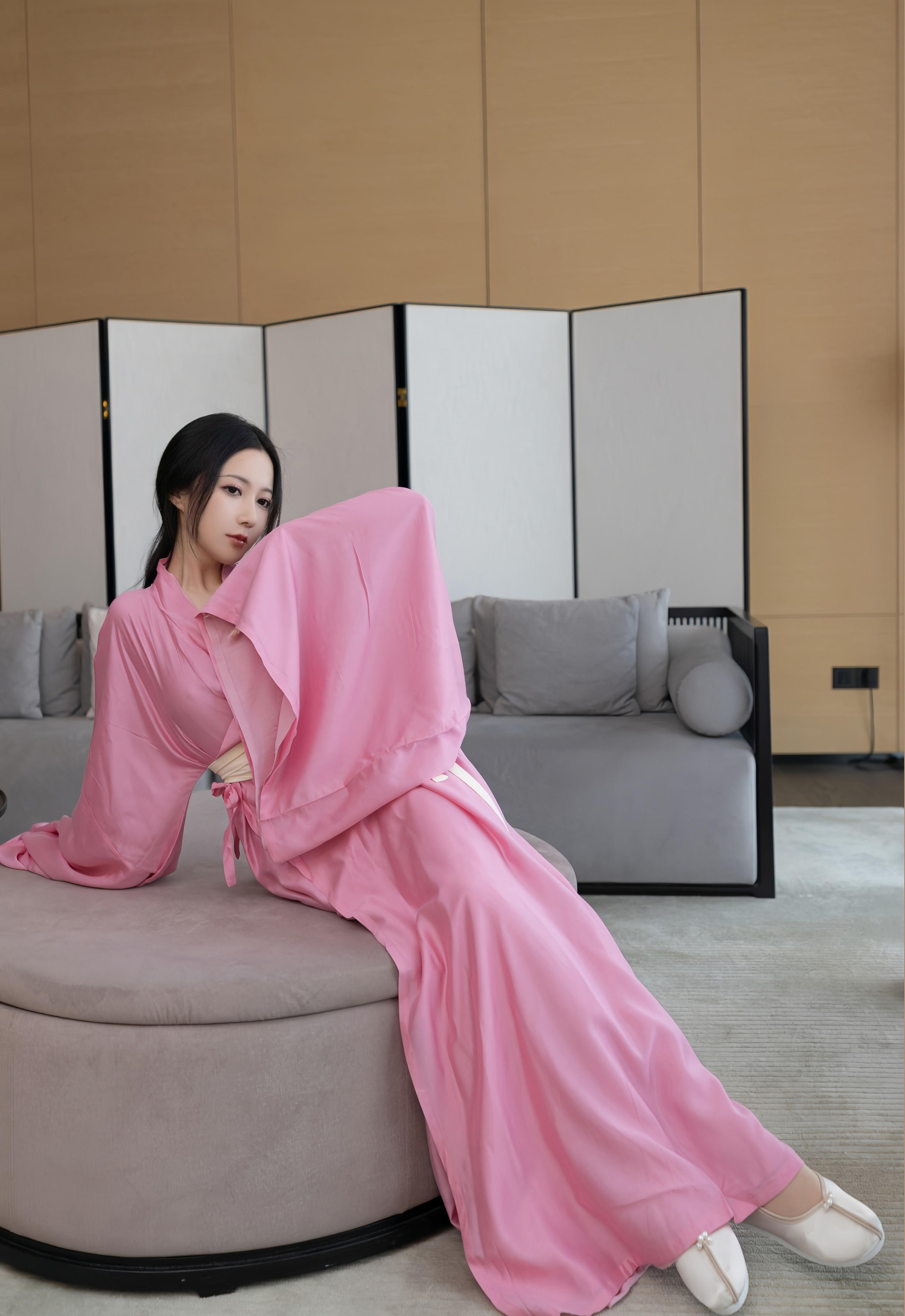 [XiuRen秀人网] 2025.11.28 No.11049 鱼子酱Fish 粉色月影纱 肉色丝袜 性感写真 [82+1P]