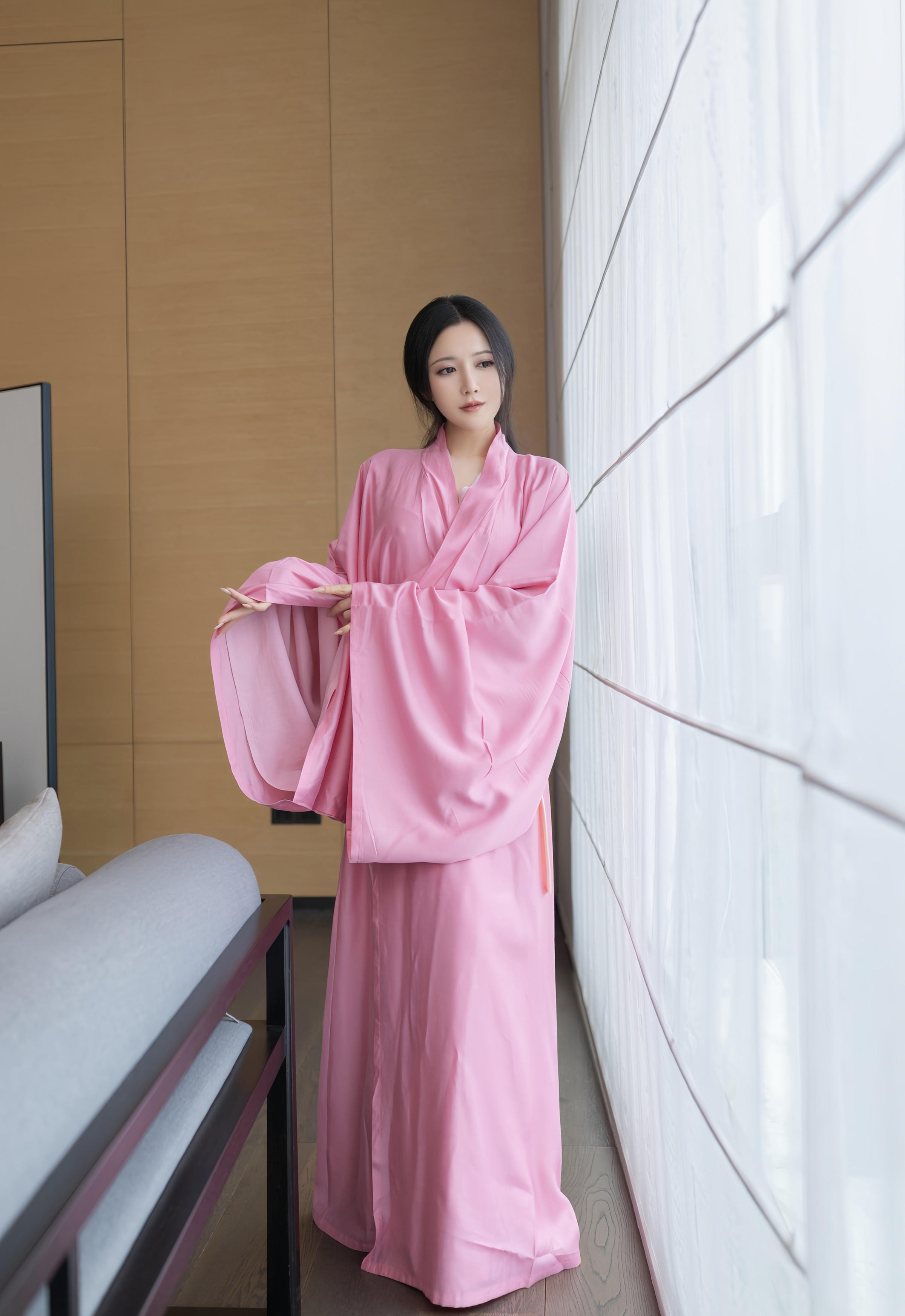 [XiuRen秀人网] 2025.11.28 No.11049 鱼子酱Fish 粉色月影纱 肉色丝袜 性感写真 [82+1P]