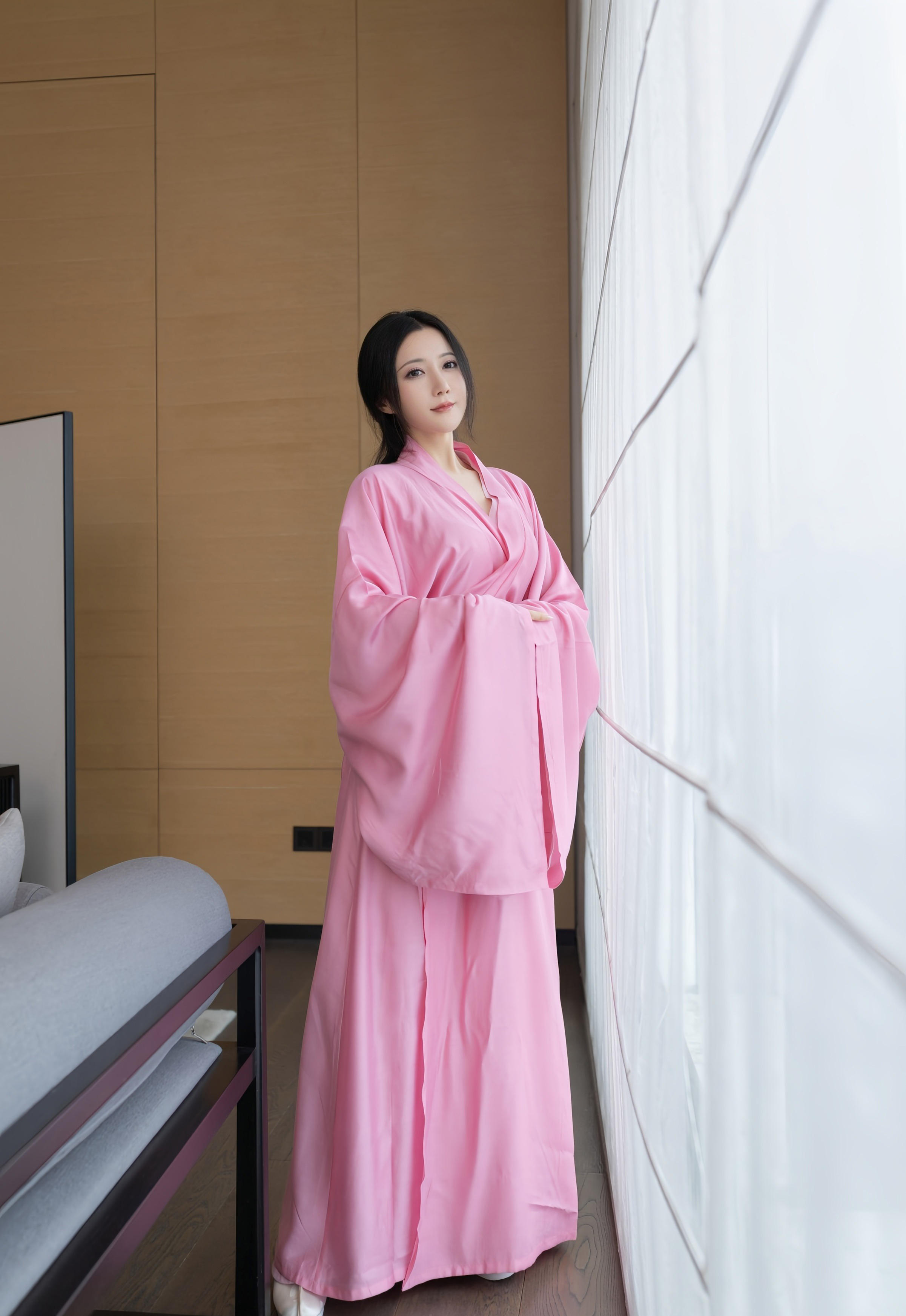 [XiuRen秀人网] 2025.11.28 No.11049 鱼子酱Fish 粉色月影纱 肉色丝袜 性感写真 [82+1P]