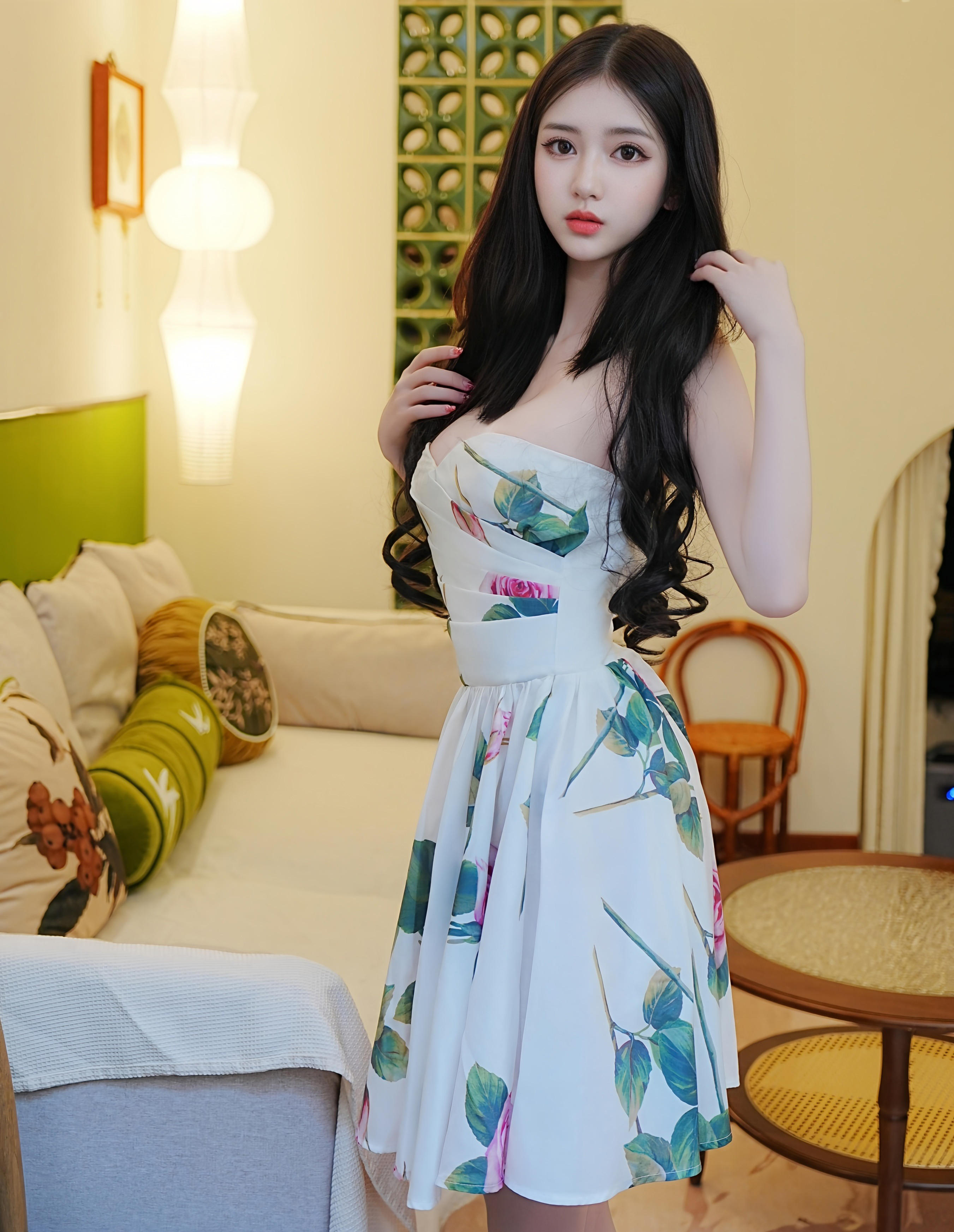 [XiuRen秀人网] 2025.12.01 No.11051 白小蝶 浅色连衣短裙 性感写真 [72+1P]