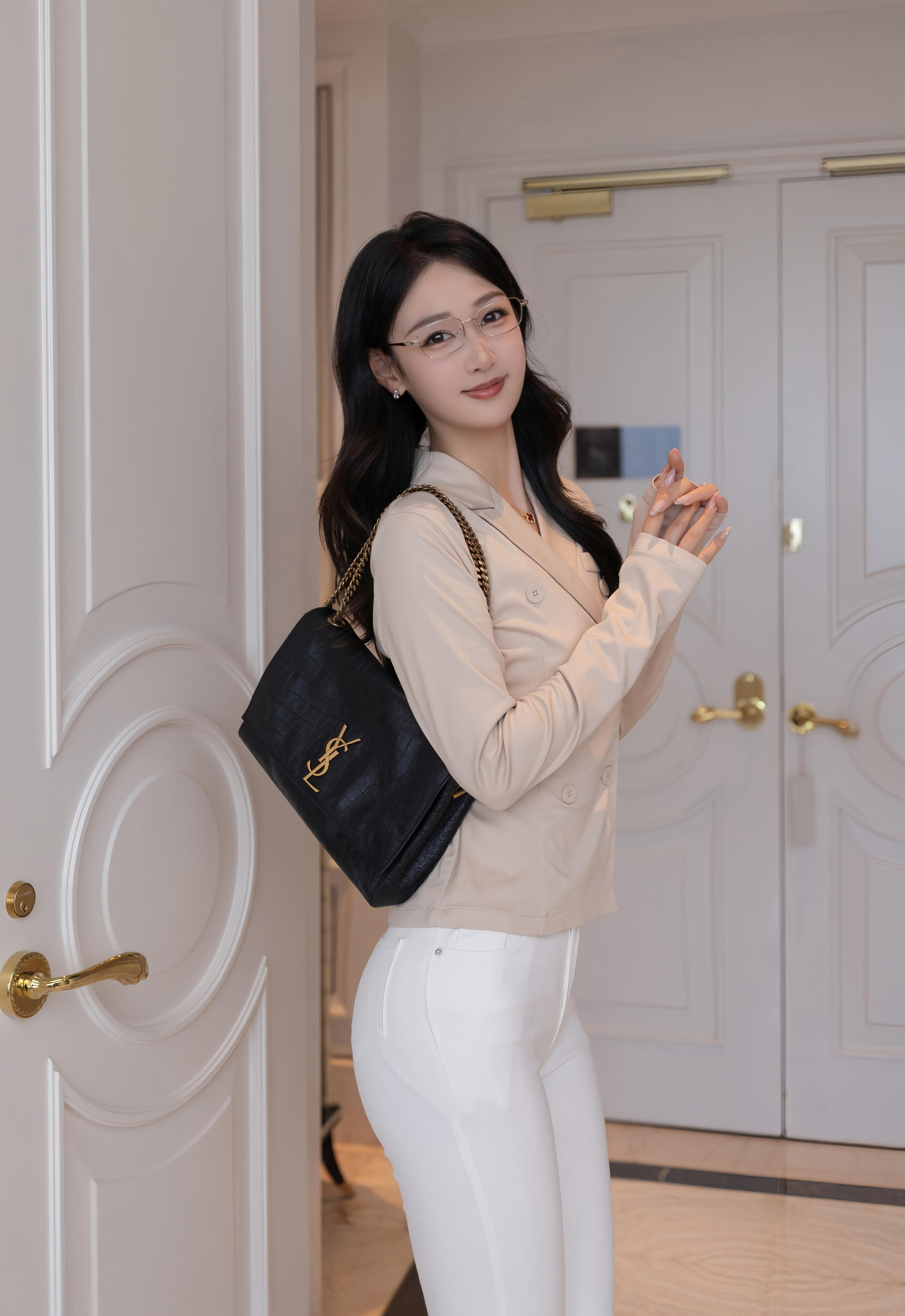 [XiuRen秀人网] 2025.12.01 No.11053 唐安琪 OL服饰 浅色情趣内衣 性感写真 [84+1P]