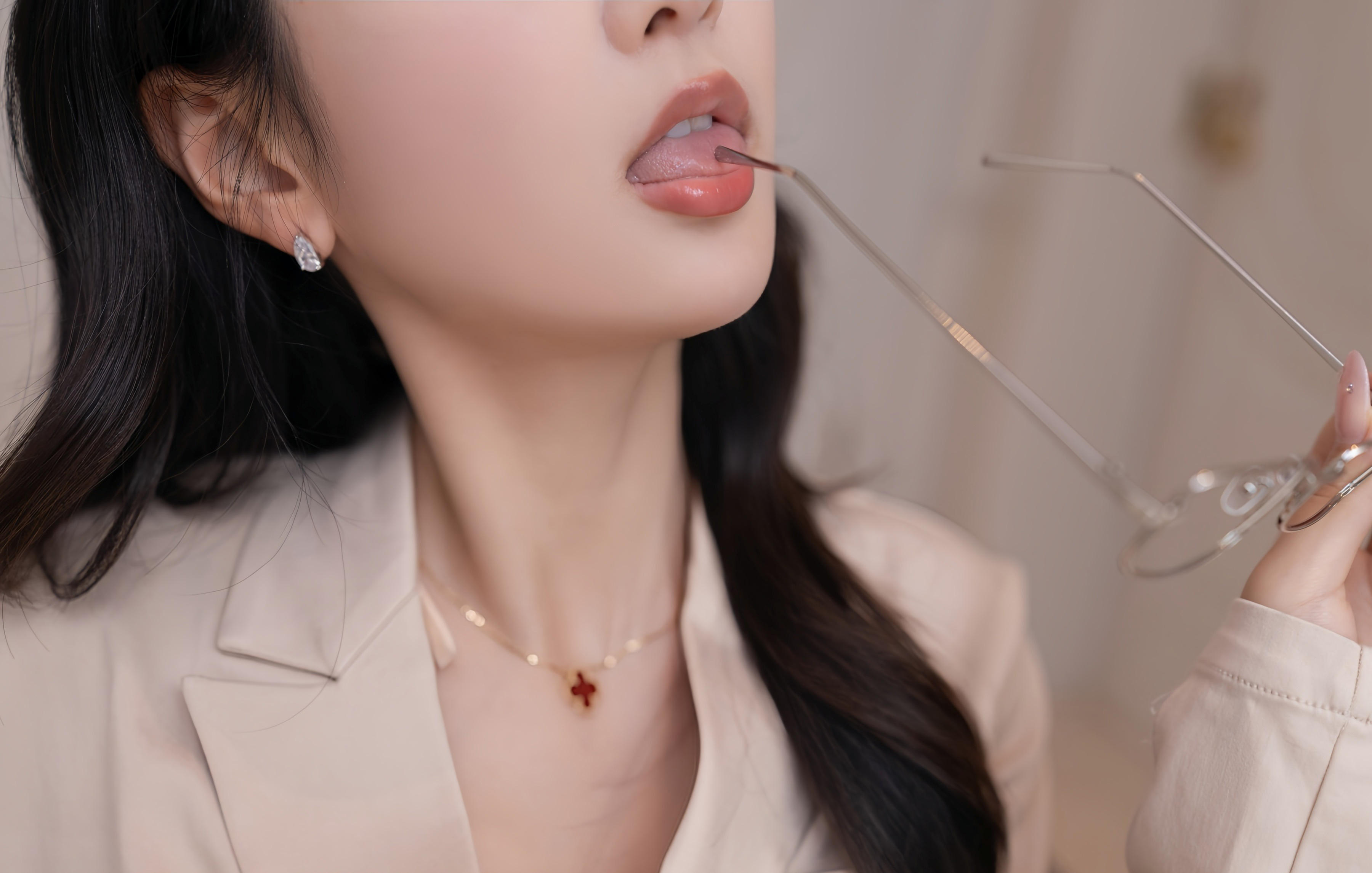 [XiuRen秀人网] 2025.12.01 No.11053 唐安琪 OL服饰 浅色情趣内衣 性感写真 [84+1P]