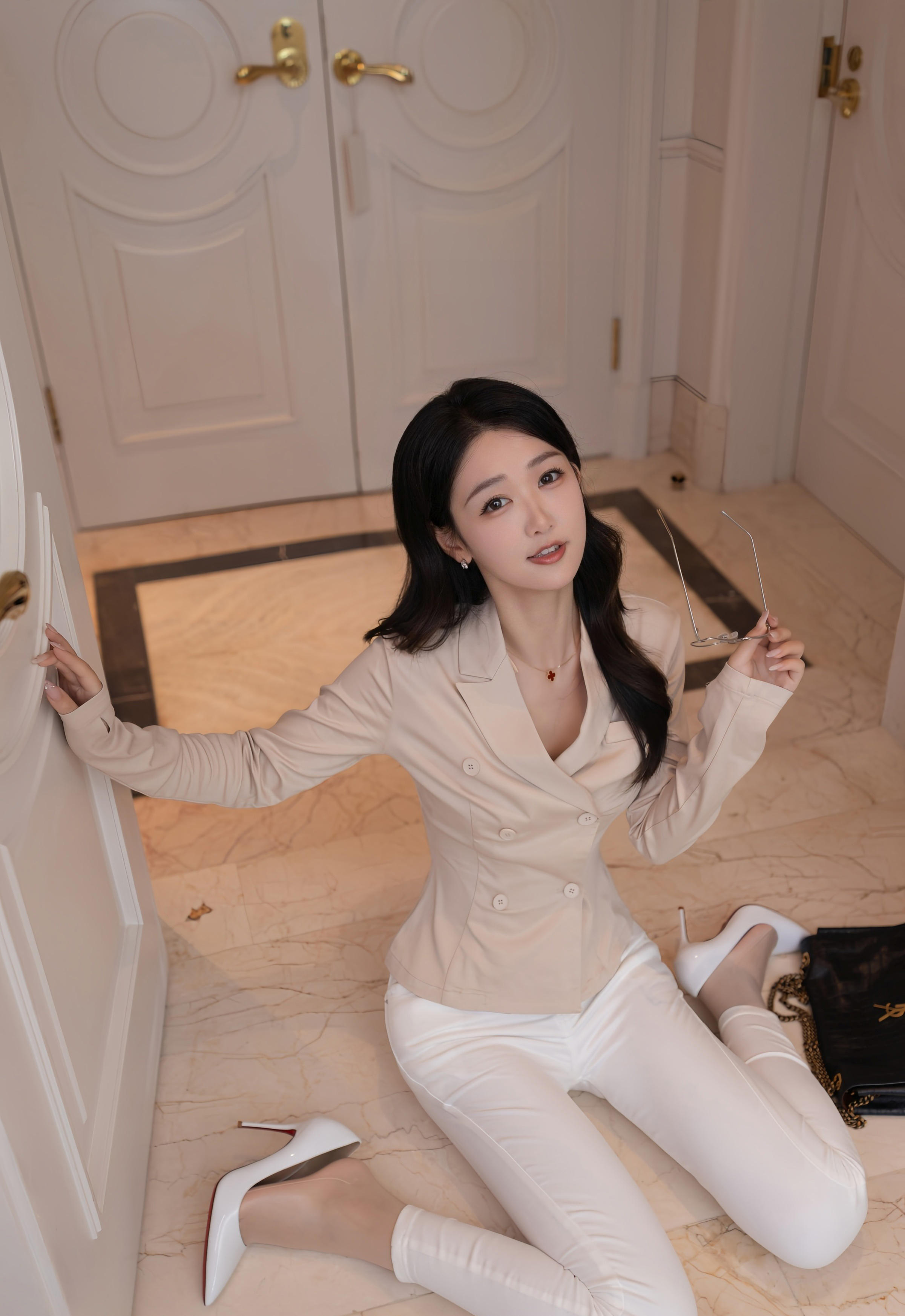 [XiuRen秀人网] 2025.12.01 No.11053 唐安琪 OL服饰 浅色情趣内衣 性感写真 [84+1P]