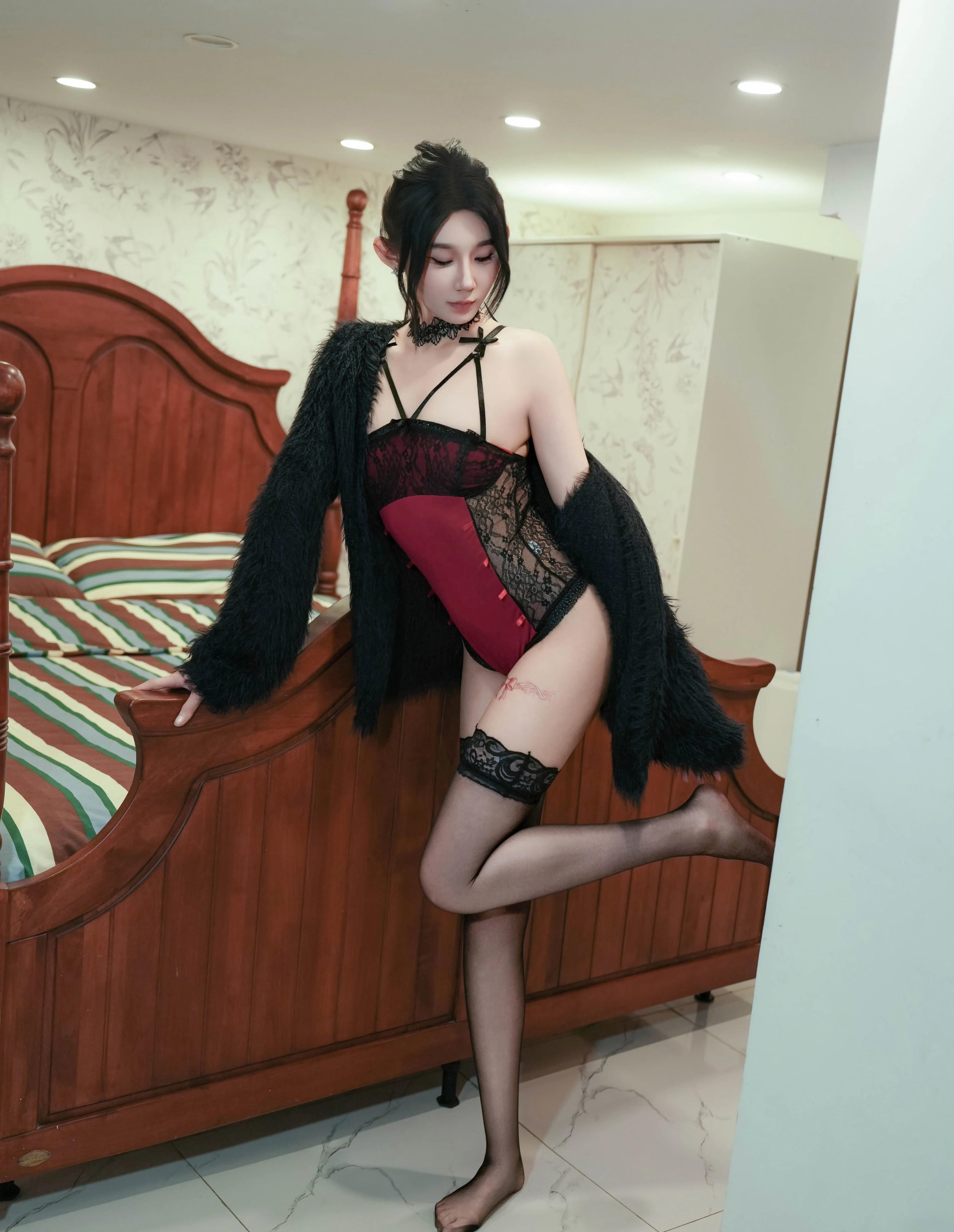 [XiuRen秀人网] 2025.12.05 No.11072 桃子姐姐 红色吊带 魅惑黑丝 性感写真 [85+1P]